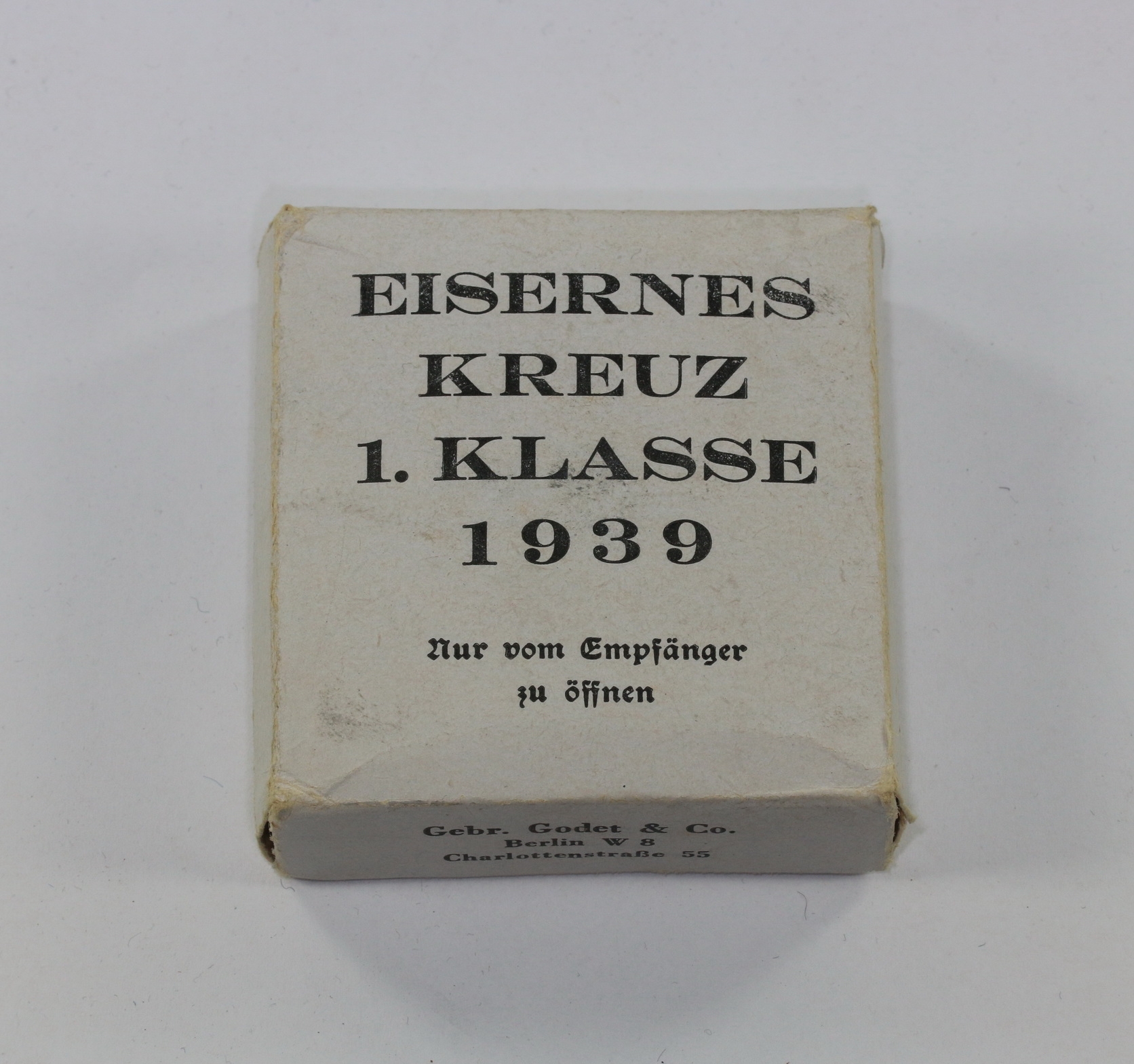 wei_er_umkarton_eisernes_kreuz_1 Outer Carton for the Iron Cross 1st Class 1939, Gebr. Godet & Co. Berlin W 8 Charlottenstraße 55 – Bild 1