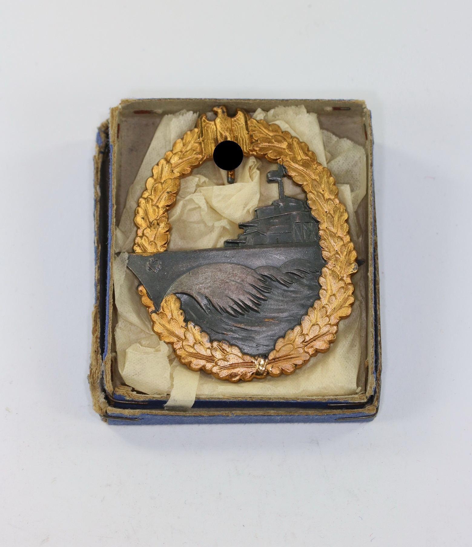 zerst_rerkriegsabzeichen_hersteller_schwerin_berlin_68_in_verleihungsschachtel_1__1 Boxed Destroyer War Badge. Maker Schwerin. – Bild 1