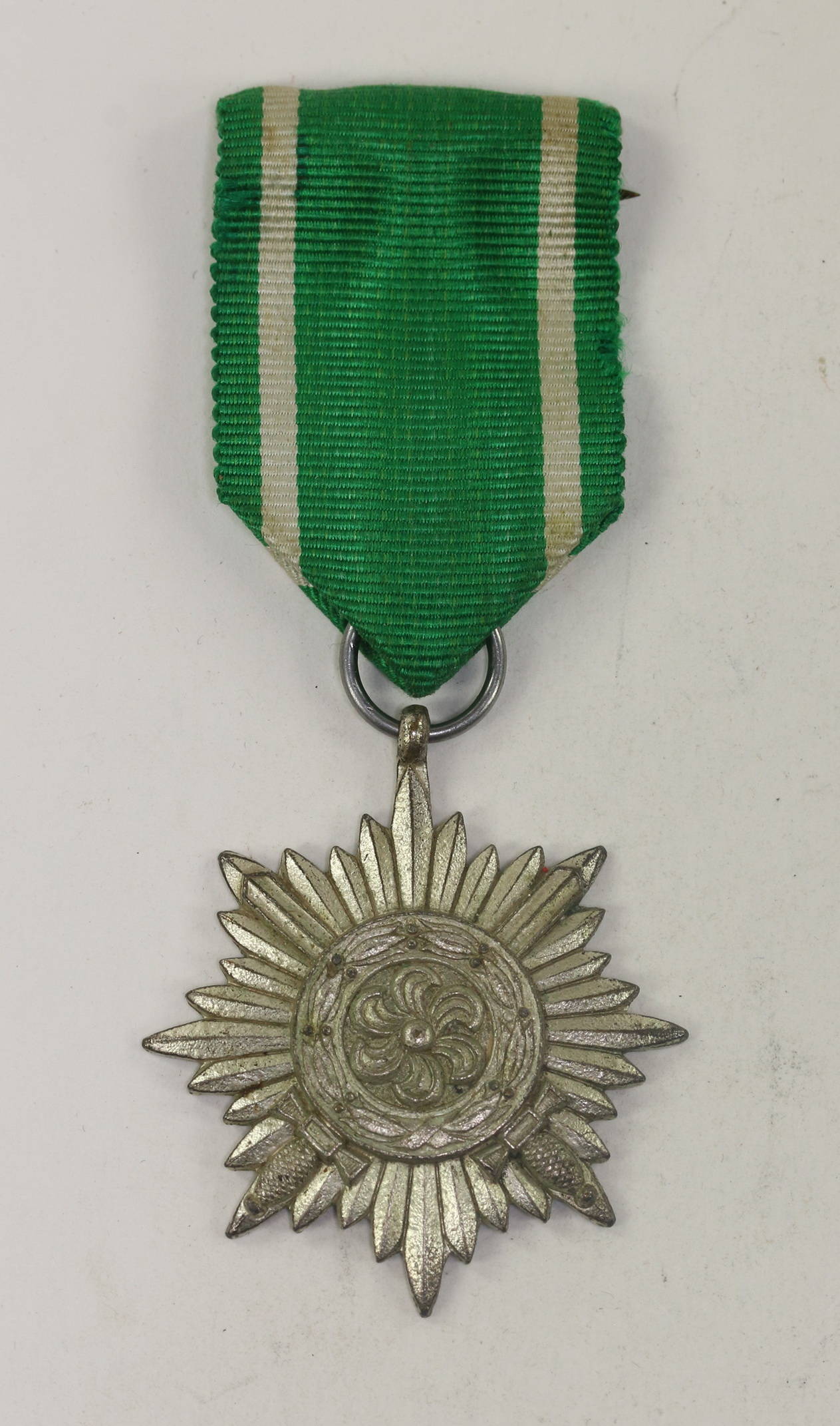 1. Modell (!) Tapferkeitsauszeichnung für Ostvölker 2. Klasse in Silber mit Schwertern – Bild 1