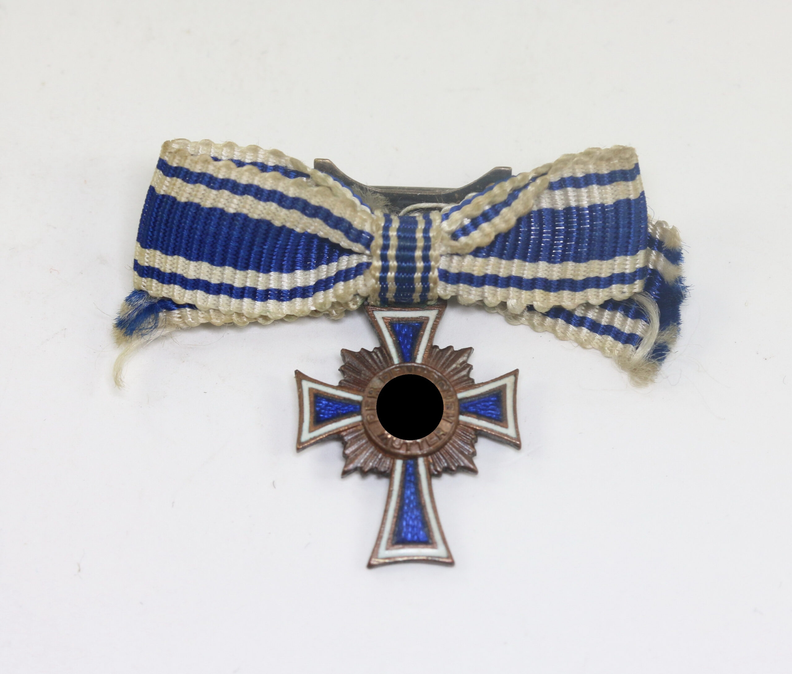 16_mm_miniatur_mutterkreuz_in_bronze_an_schleife_1__1 16 MM Miniatur Mutterkreuz in Bronze, an Schleife – Bild 1