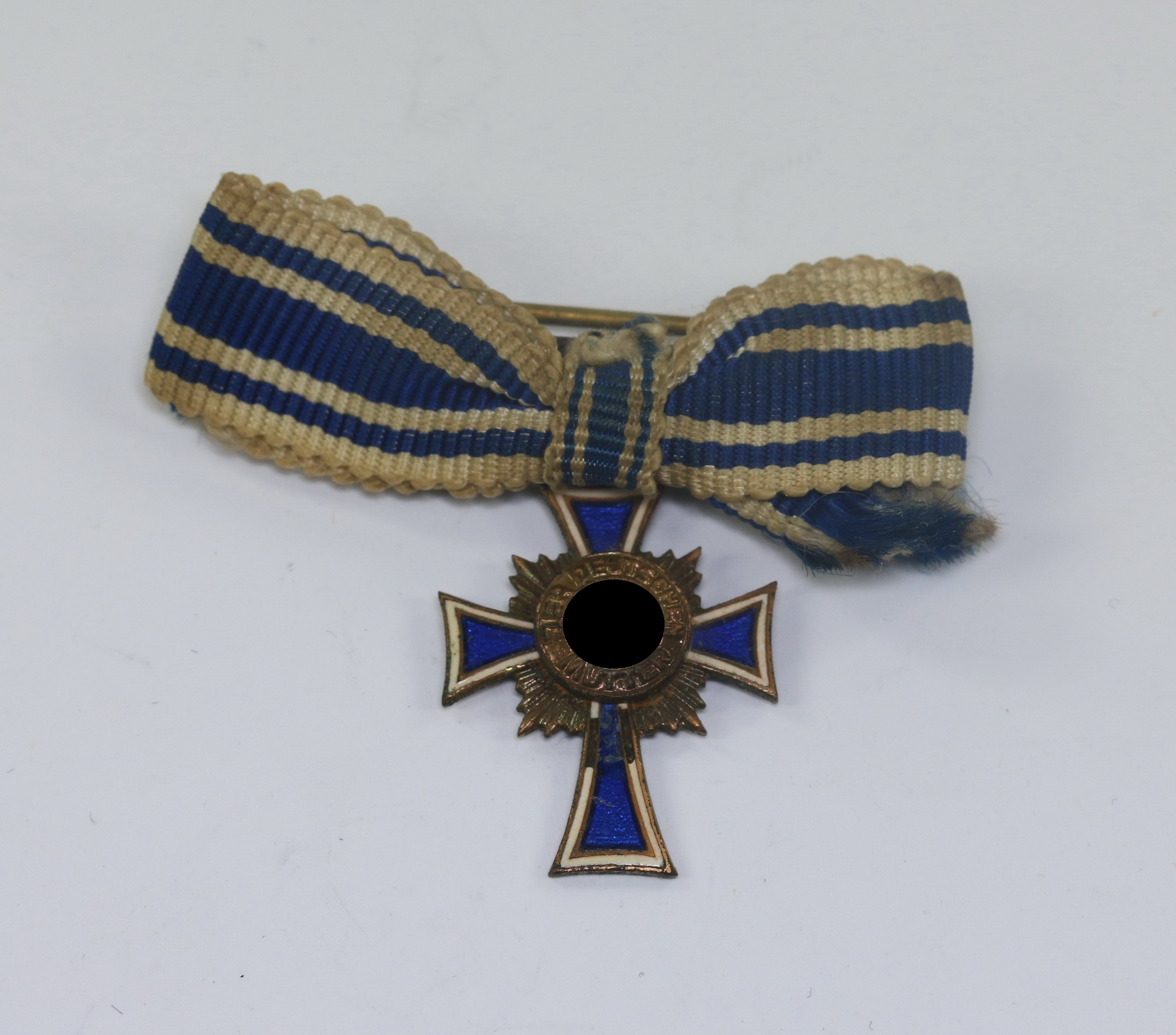 16_mm_miniatur_mutterkreuz_in_bronze_an_schleife_1__2 16 MM Miniatur Mutterkreuz in Bronze, an Schleife – Bild 1