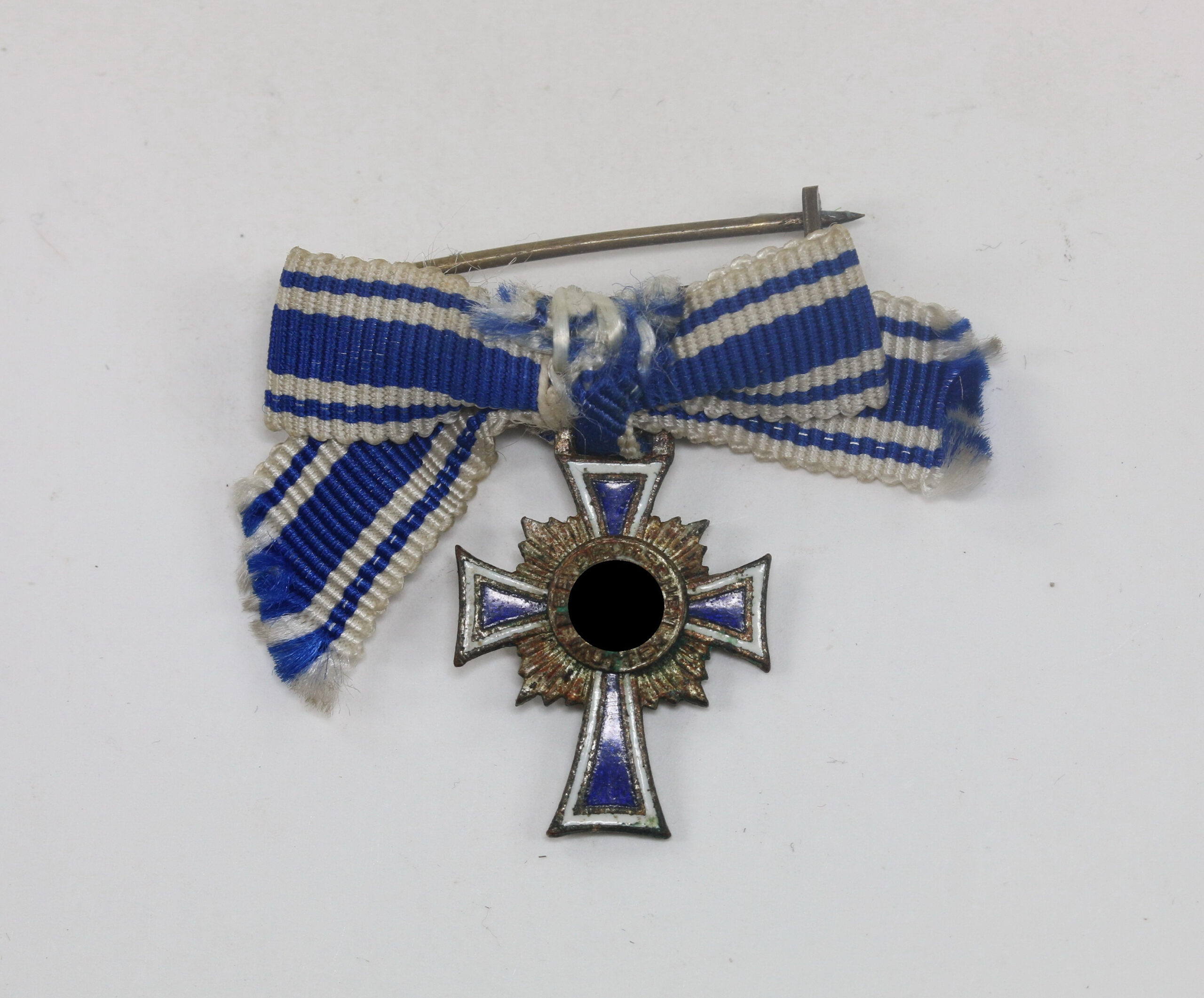 16_mm_miniatur_mutterkreuz_in_silber_an_schleife_1__1 16 MM Miniatur Mutterkreuz in Silber, an Schleife – Bild 1