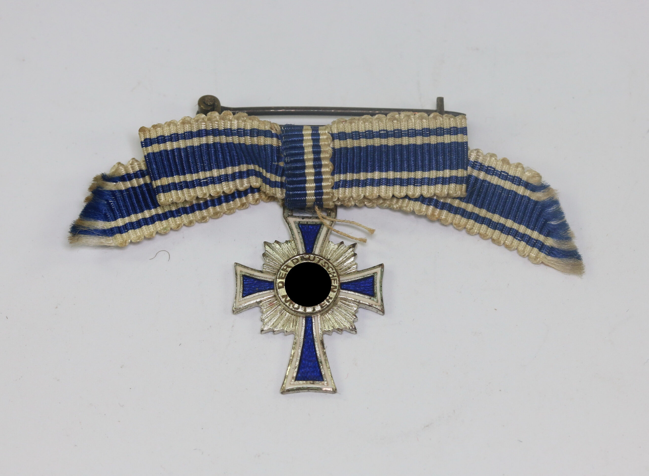 16_mm_miniatur_mutterkreuz_in_silber_an_schleife_1__1_1 16 MM Miniatur Mutterkreuz in Silber, an Schleife – Bild 1