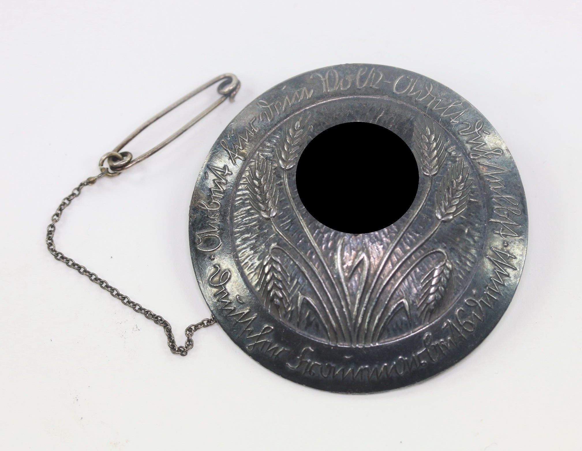 _deutscher_frauenarbeitsdienst_brosche_mit_tr_gernummer_1__1 Deutscher Frauenarbeitsdienst, Brosche mit Trägernummer – Bild 1