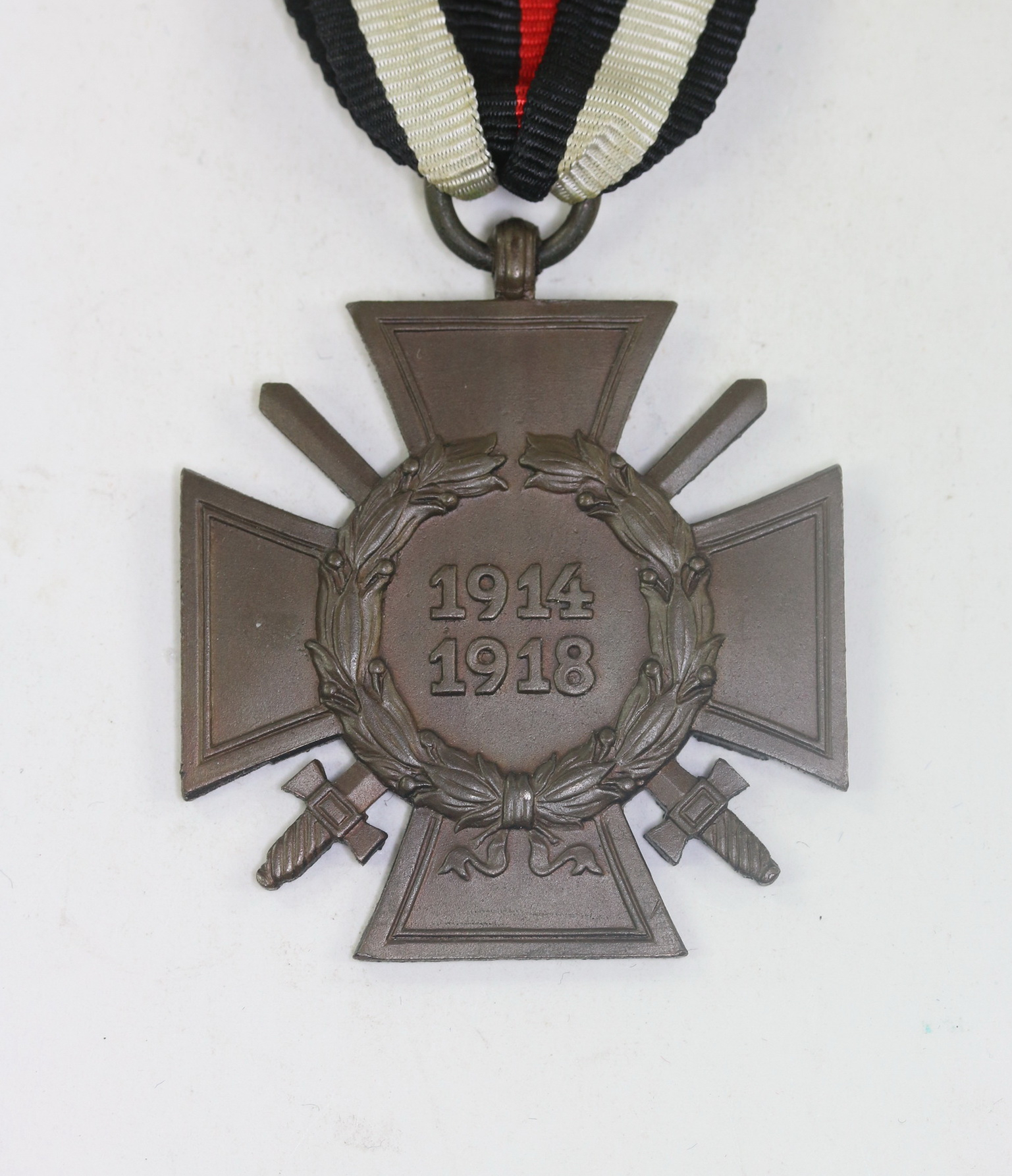 Hindenburg Cross for Combatants. Maker O & B – Bild 1