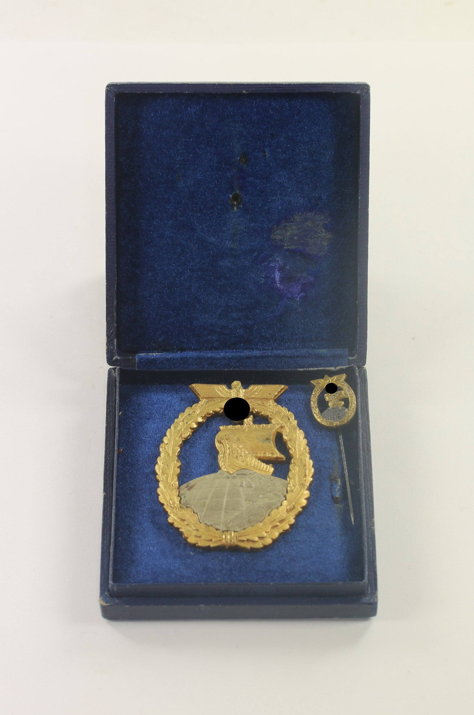  Hilfskreuzer Kriegsabzeichen, C.E. Juncker Berlin, im Etui mit 16-MM Miniatur – Bild 1