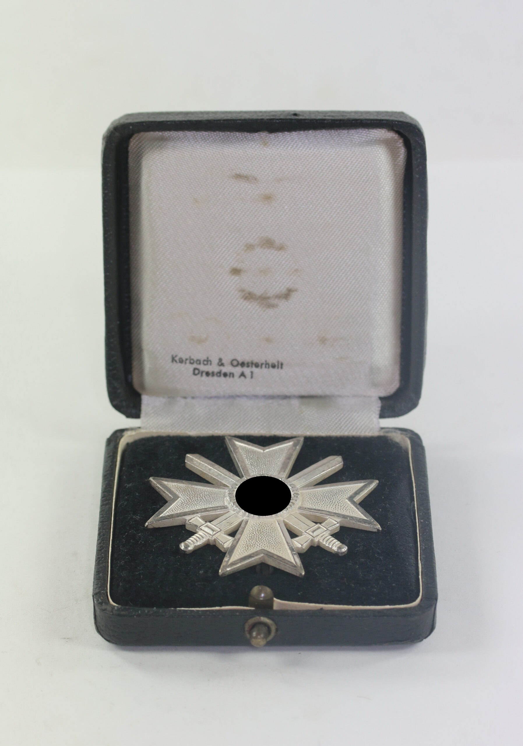 _kriegsverdienstkreuz_1 Kriegsverdienstkreuz 1. Klasse mit Schwertern, Hst. 62, im Etui mit Hakenkreuz (!), Kerbach & Oesterhelt Dresden A1 – Bild 1