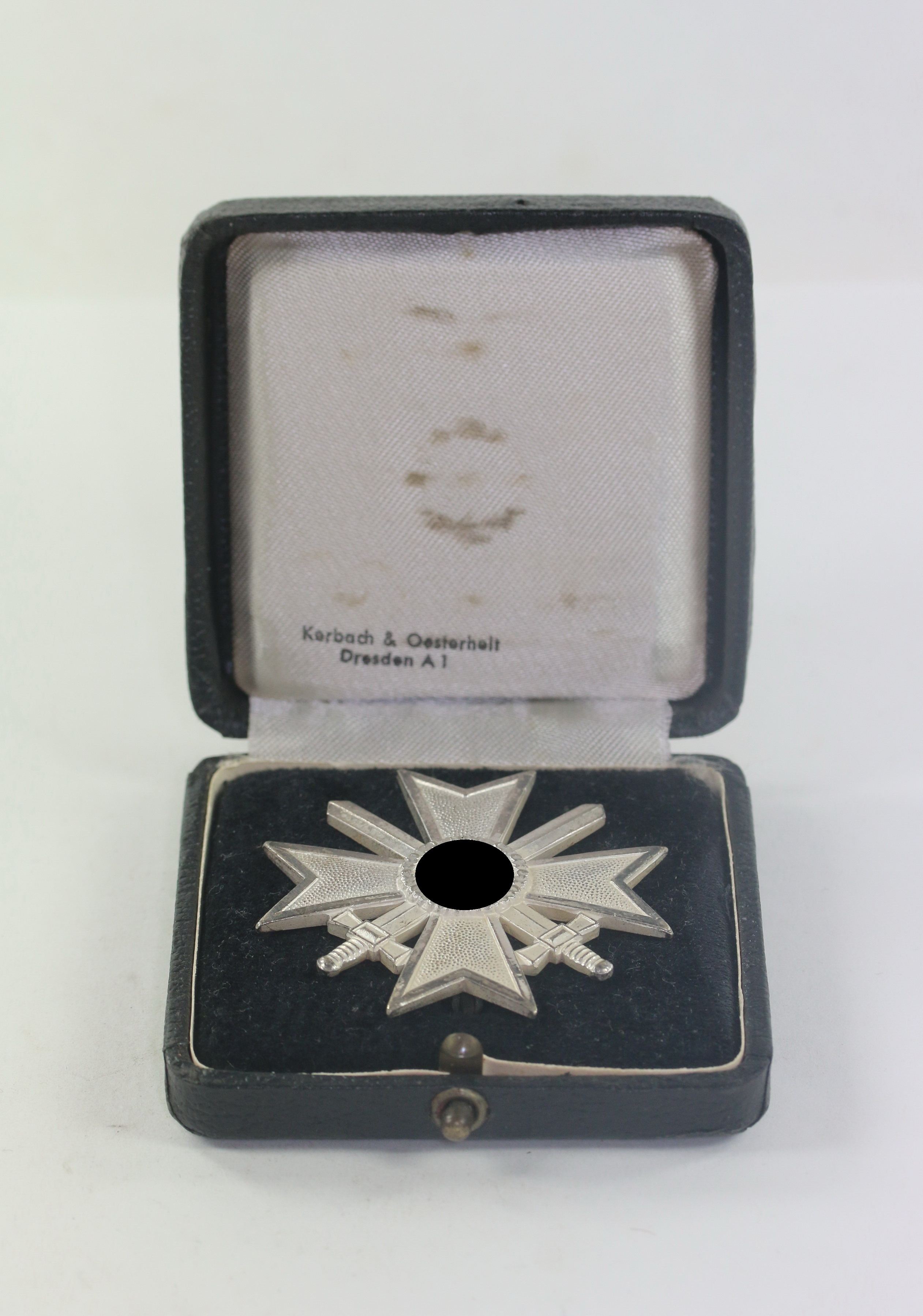 _kriegsverdienstkreuz_1 Kriegsverdienstkreuz 1. Klasse mit Schwertern, Hst. 62, im Etui mit Hakenkreuz (!), Kerbach & Oesterhelt Dresden A1 – Bild 1