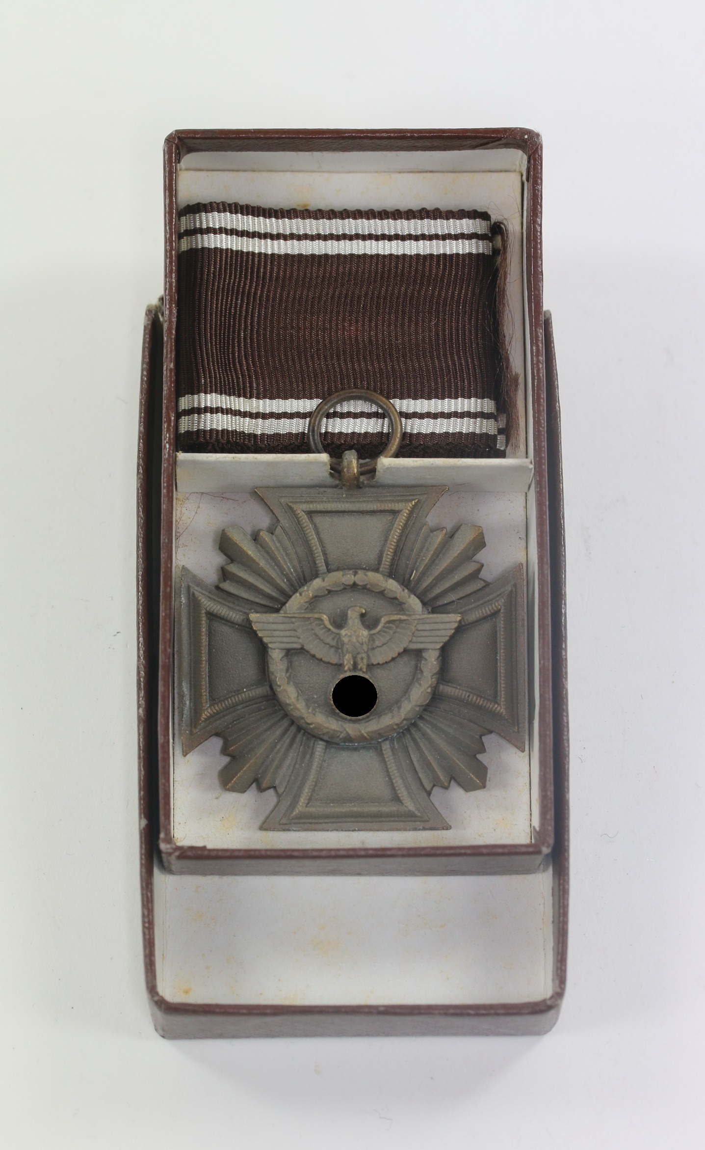 _nsdap_dienstauszeichnung_in_bronze_im_etui_rzm_m1120_wilhelm_deumer_l_denscheid_1__1 Cased NSDAP Bronze Loyal Service Medal for 15 Years, RZM M1/120 (Wilhelm Deumer, Lüdenscheid) – Bild 1
