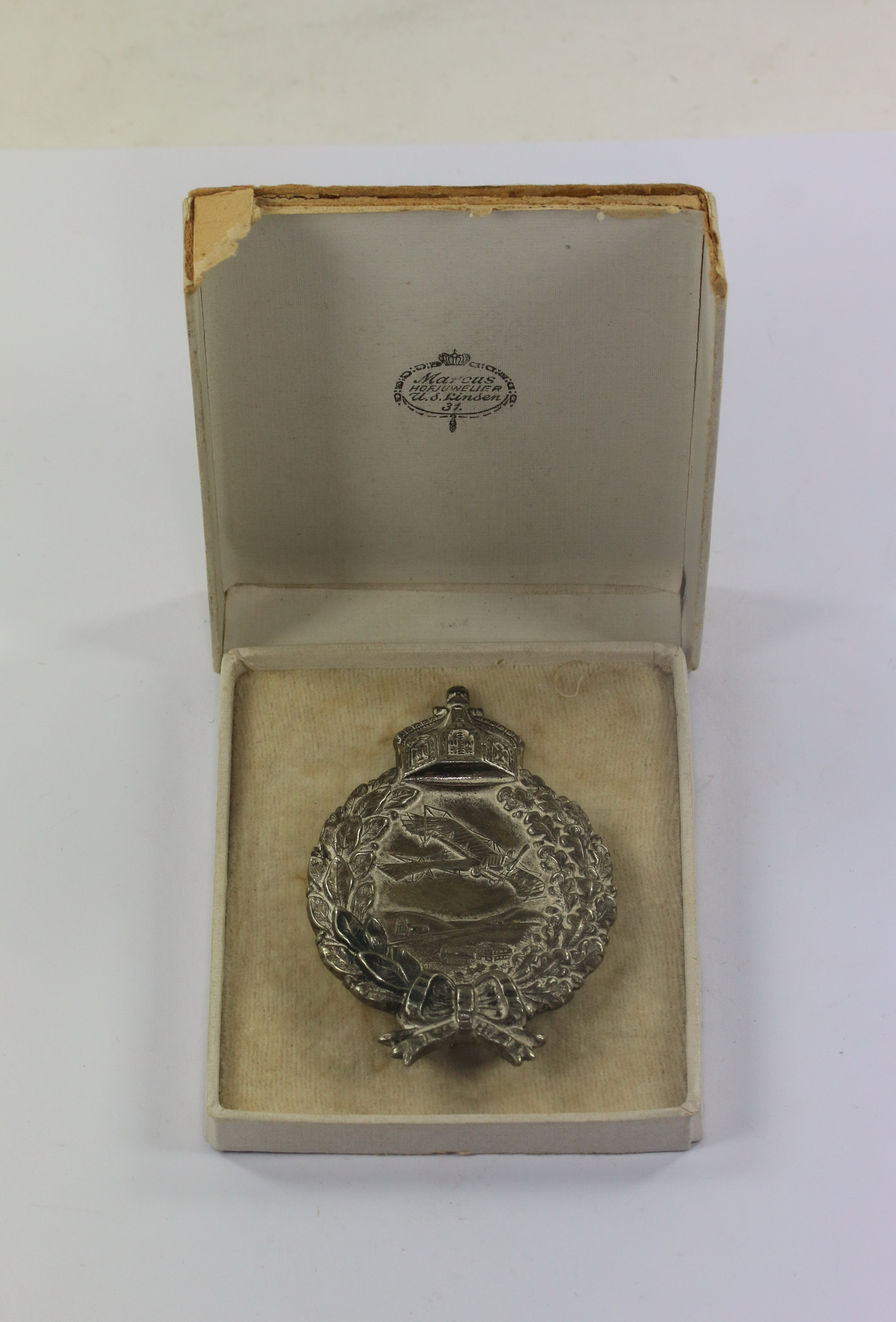 _preu_en_milit_r_flugzeugf_hrerabzeichen_c Boxed Prussian Military Pilot Badge. Maker C..E. Juncker, Berlin, in Verkaufsschachtel des Hofjuweliers Markus, u.d.Linden 31 (Berlin) – Bild 1