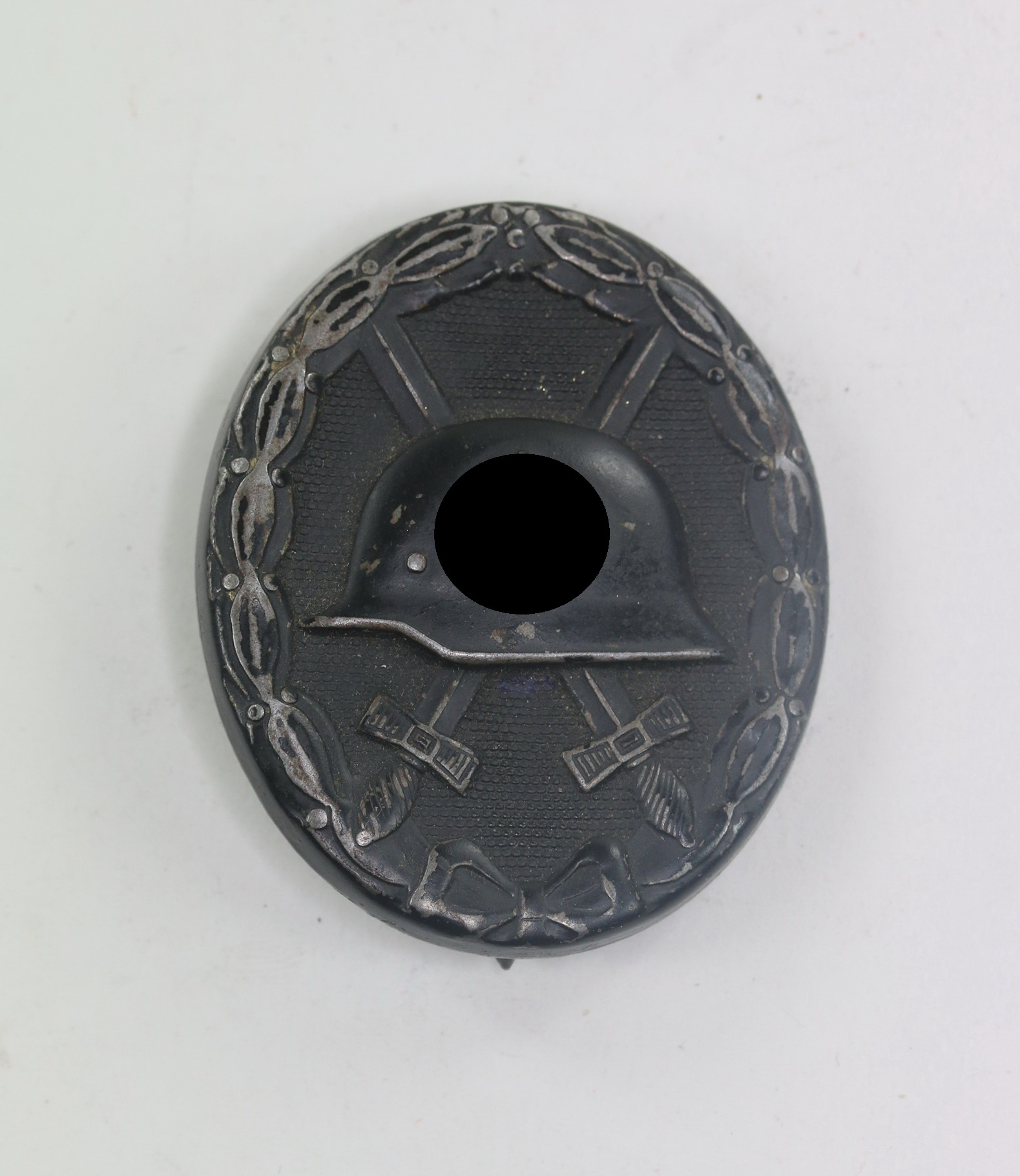  Verwundetenabzeichen in Schwarz 1939, Hst. 81 (Overhoff & Cie., Lüdenscheid), auf der Nadel (!) – Bild 1