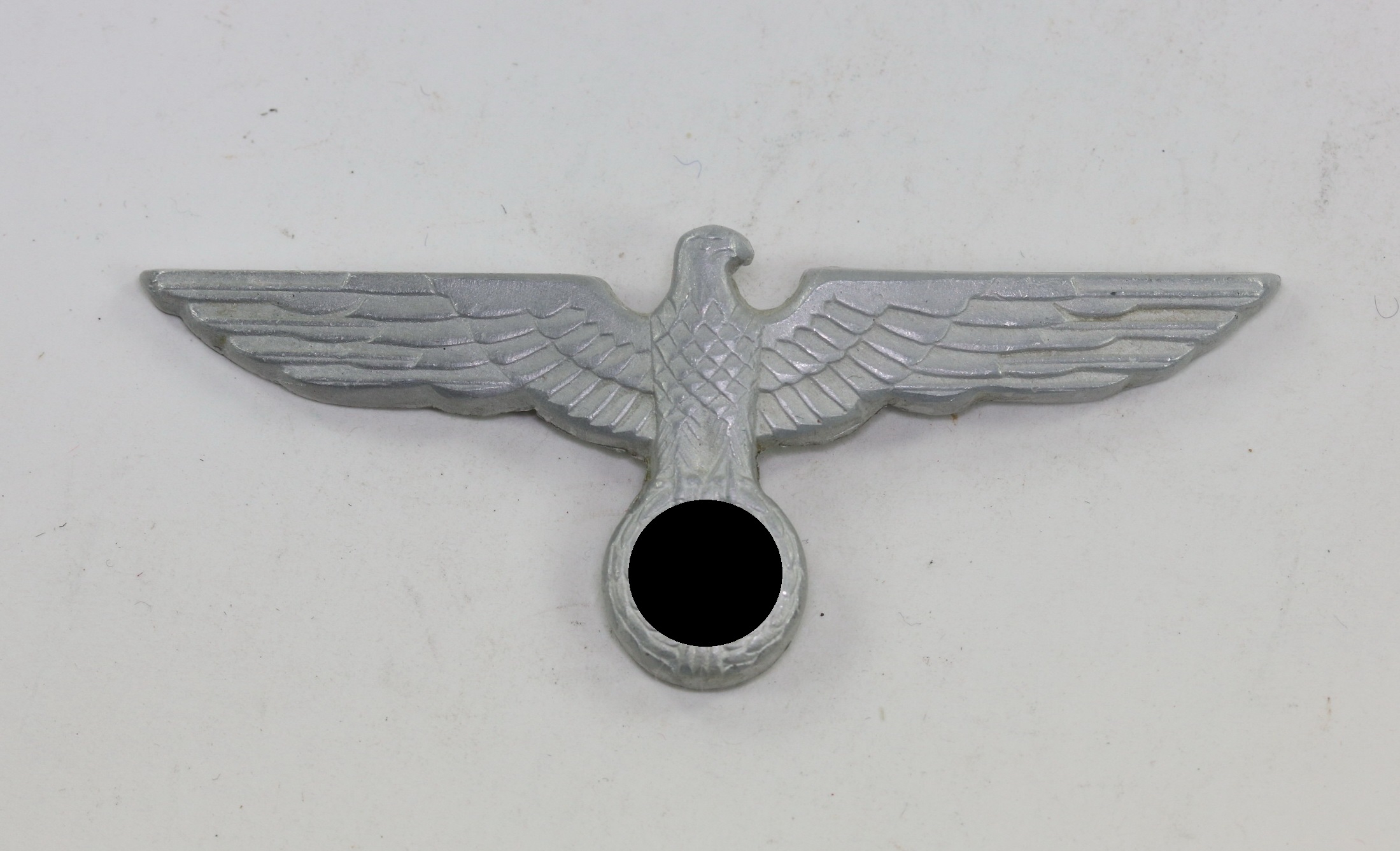  Wehrmacht Heer, Mützenadler für die Schirmmütze, Hst. A, Aluminium – Bild 1