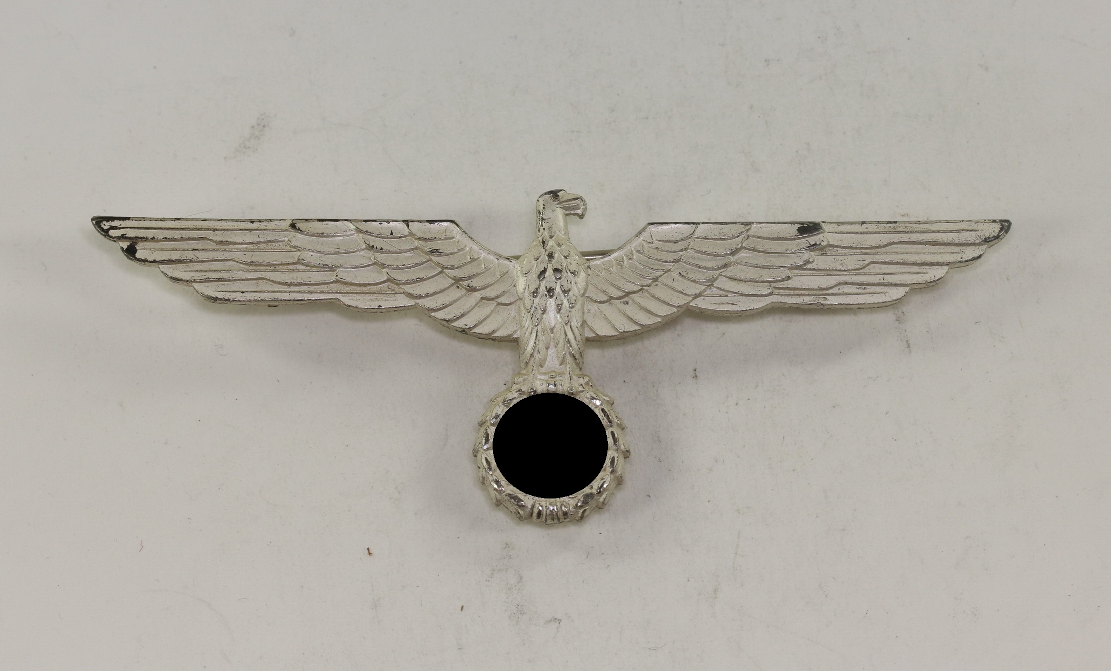 _wehrmacht_heer_metall_brustadler_f_r_die_wei_e_sommerjacke_der_offiziere_1__1 Chest Eagle for the Army Officer White Summer Uniform. – Bild 1