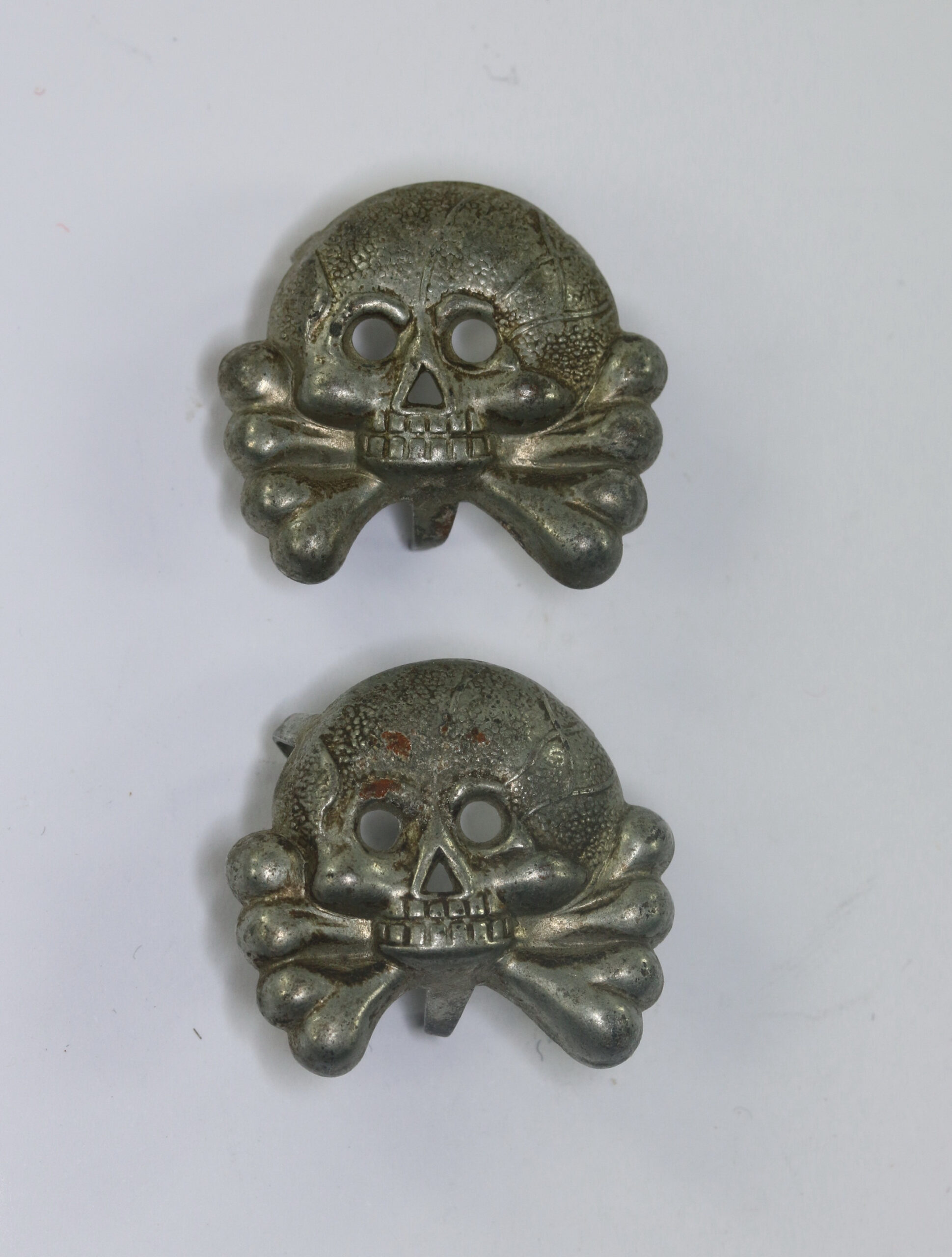  Wehrmacht Heer, Paar Totenköpfe für die Kragenspiegel der Panzertruppe (Eisen) – Bild 1