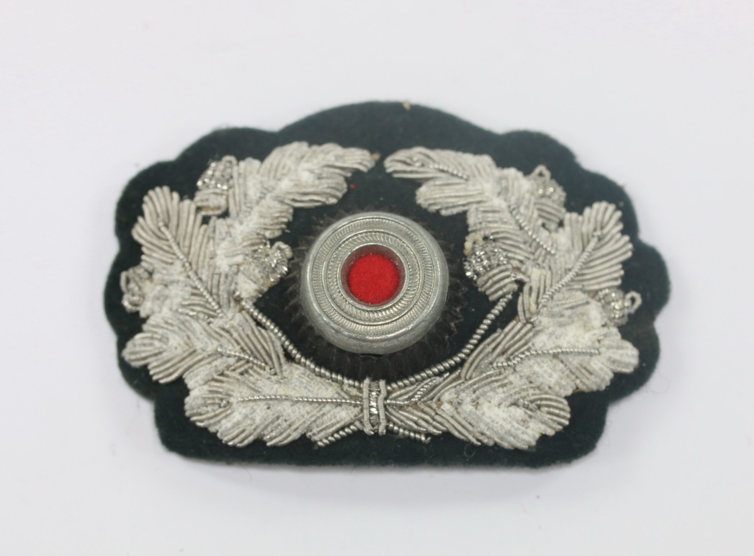  Wehrmacht Heer, Schirmmützeneichenlaub und Korkade für Offiziere (Stoff) – Bild 1