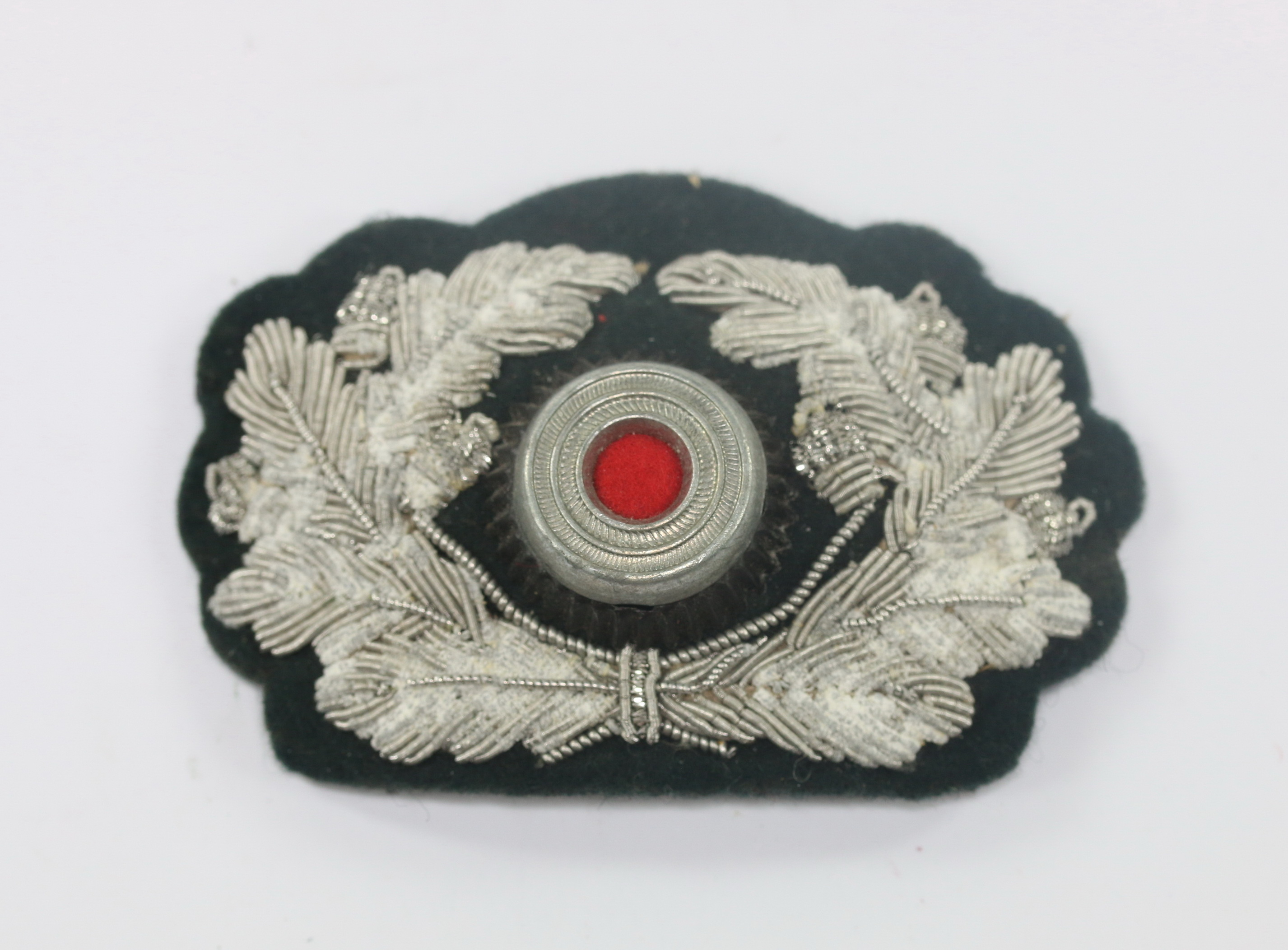  Wehrmacht Heer, Schirmmützeneichenlaub und Korkade für Offiziere (Stoff) – Bild 1