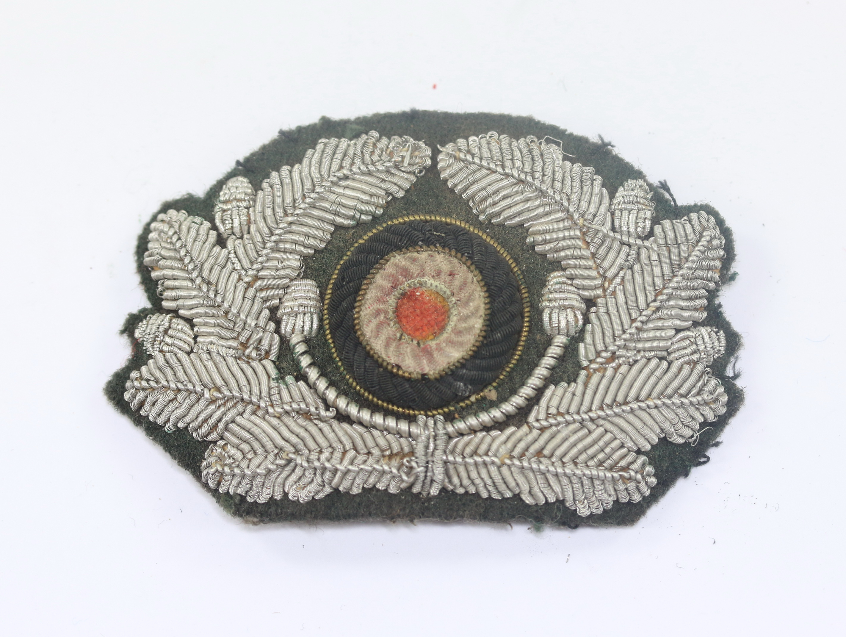  Wehrmacht Heer, Schirmmützeneichenlaub und Korkade für Offiziere (Stoff) – Bild 1