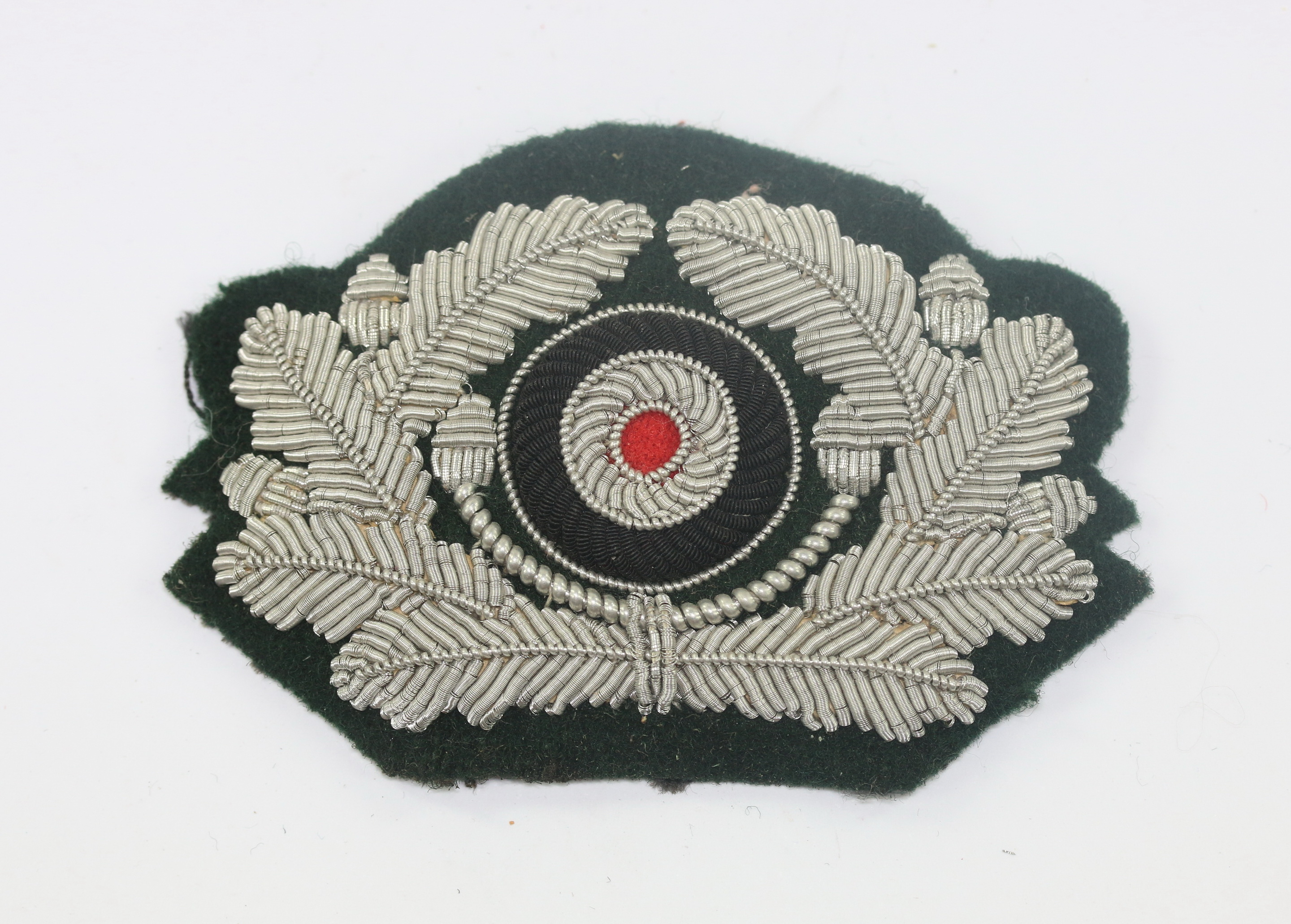 Wehrmacht Heer, Schirmmützeneichenlaub und Korkade für Offiziere (Stoff) – Bild 1