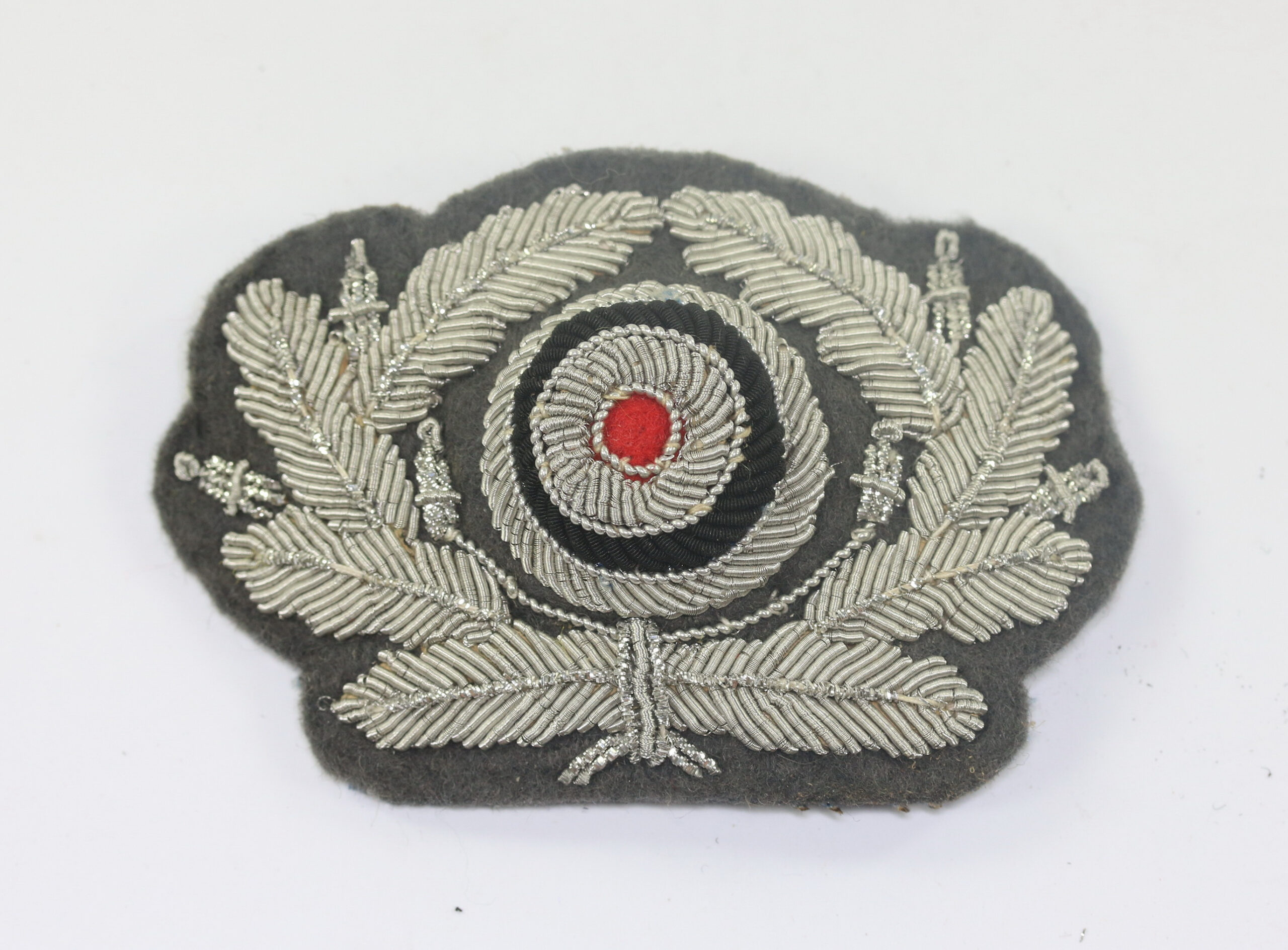  Wehrmacht Heer, Schirmmützeneichenlaub und Korkade für Offiziere (Stoff) – Bild 1