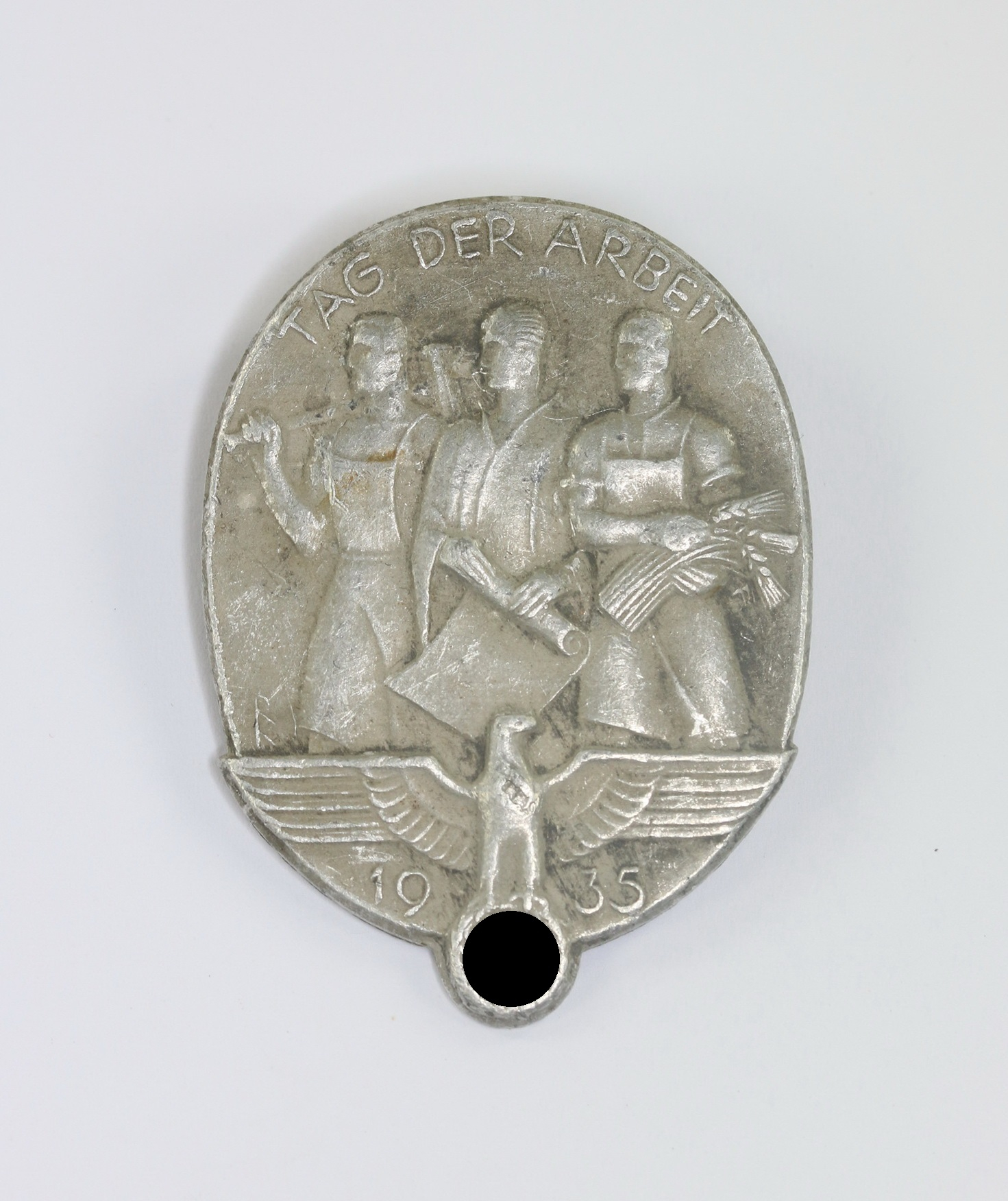 abzeichen_tag_der_arbeit_1935_hst Day Badge, Tag der Arbeit 1935. Maker Jul. Bauer Söhne Zella-Mehlis Thür. – Bild 1