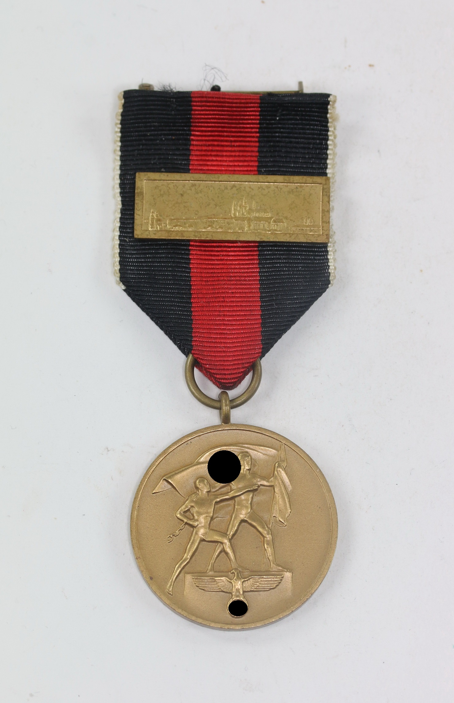 Anschlußmedaille Sudetenland, mit Spange Pragerburg (Künstlersignatur H.C.) – Bild 1