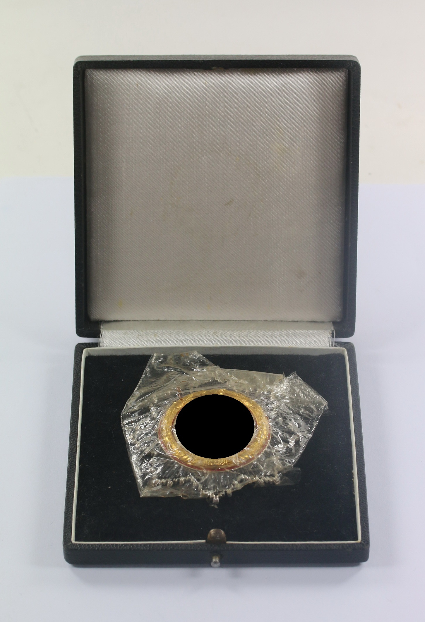 Cased and Cello Packed German Cross in Gold. Maker 20 (Light). – Bild 1