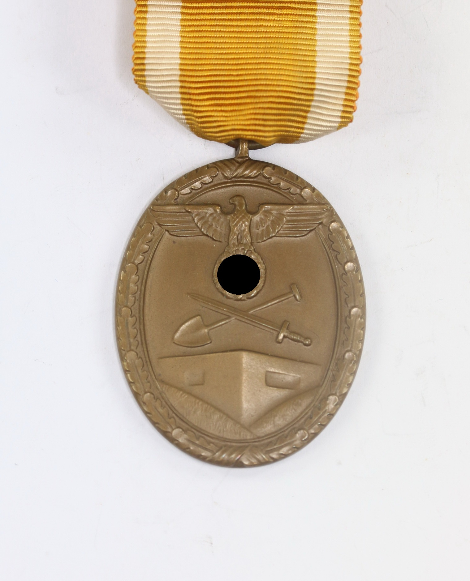 deutsches_schutzwall_ehrenzeichen_f_r_arbeit_zum_schutze_deutschlands_buntmetall_1__7 West Wall Medal. – Bild 1