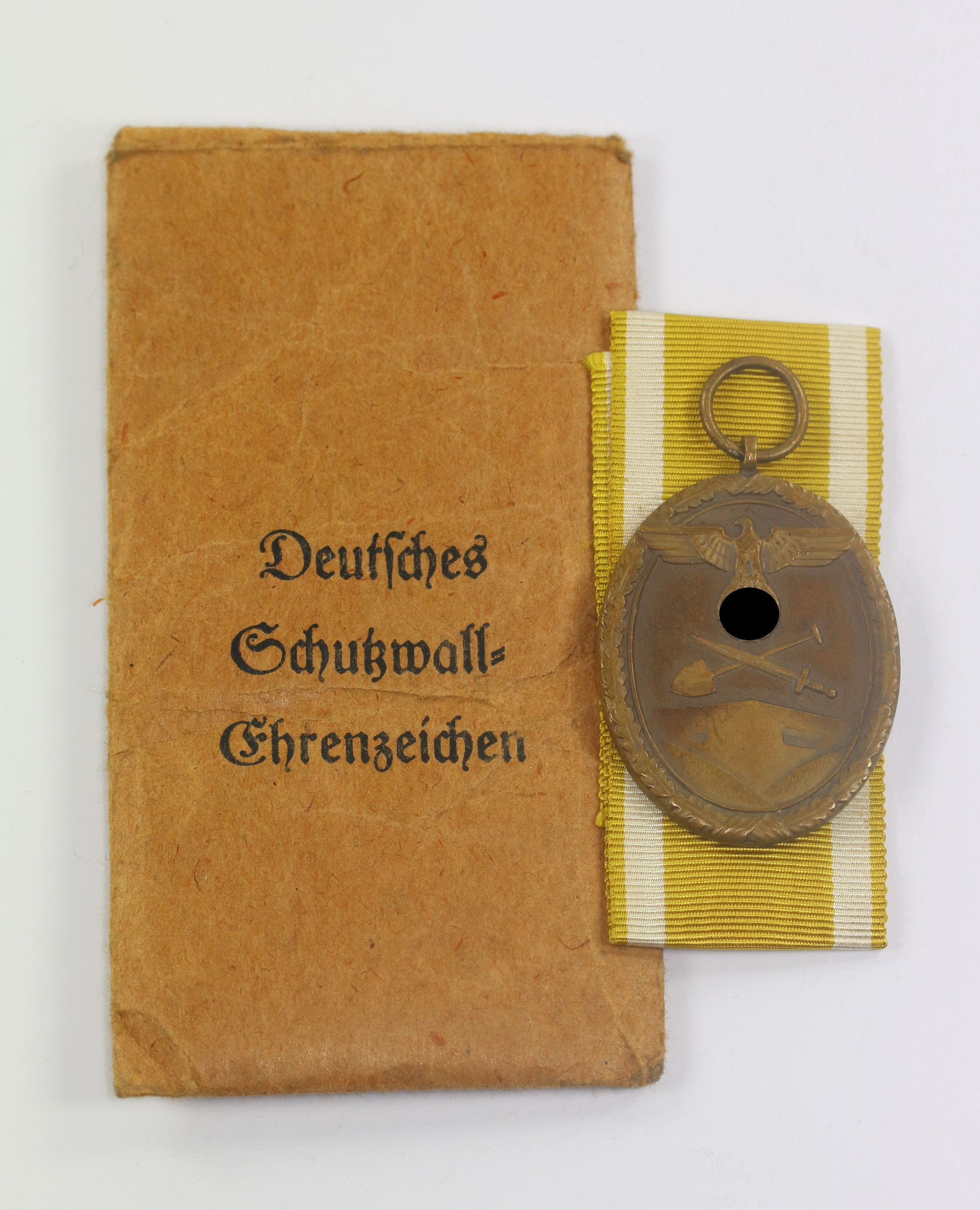 Deutsches Schutzwall Ehrenzeichen, in Verleihungstüte August Menze & Sohn Wien VI – Bild 1