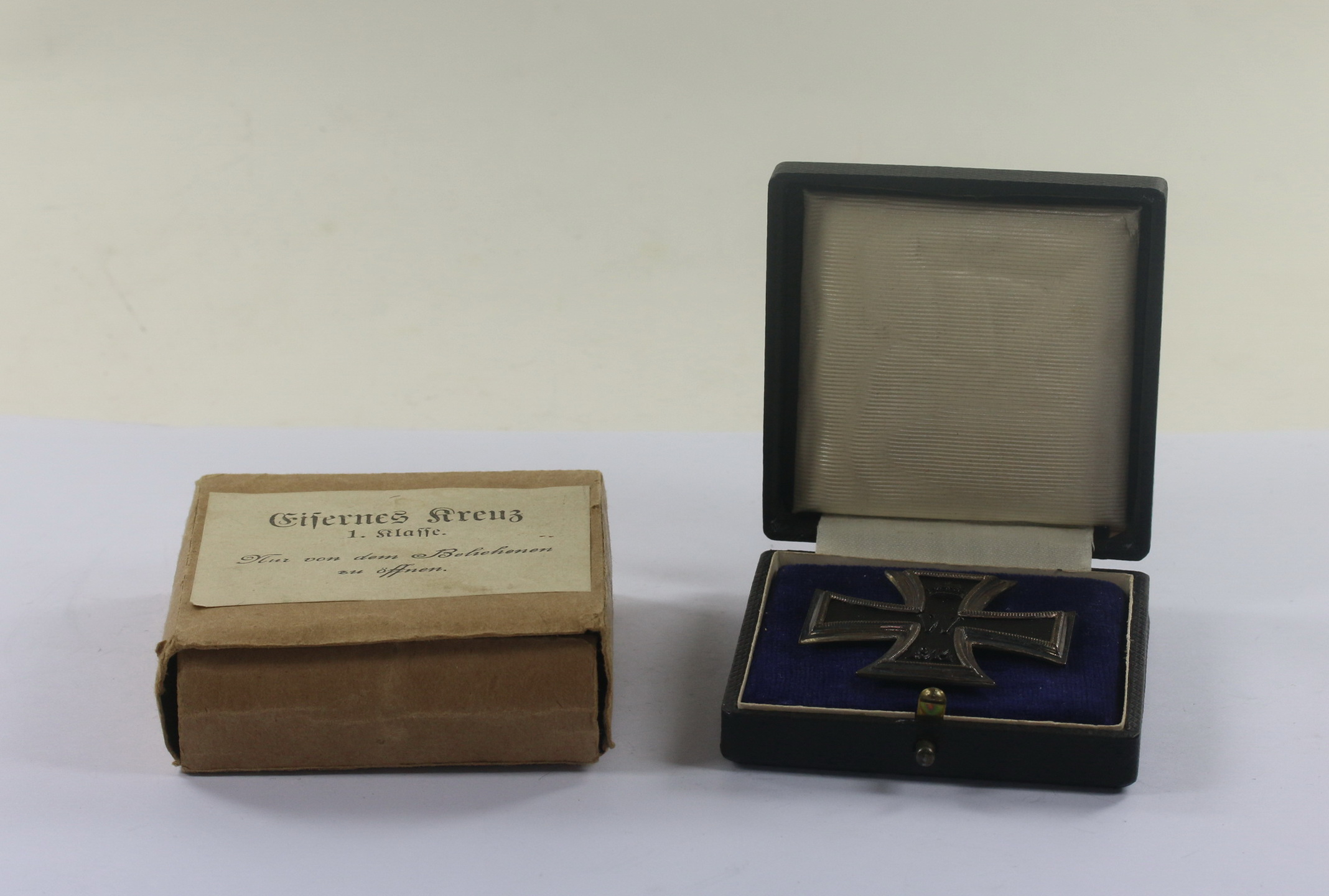 Eisernes Kreuz 1. Klasse 1914, Hst. KO, im Etui mit Umkarton – Bild 1