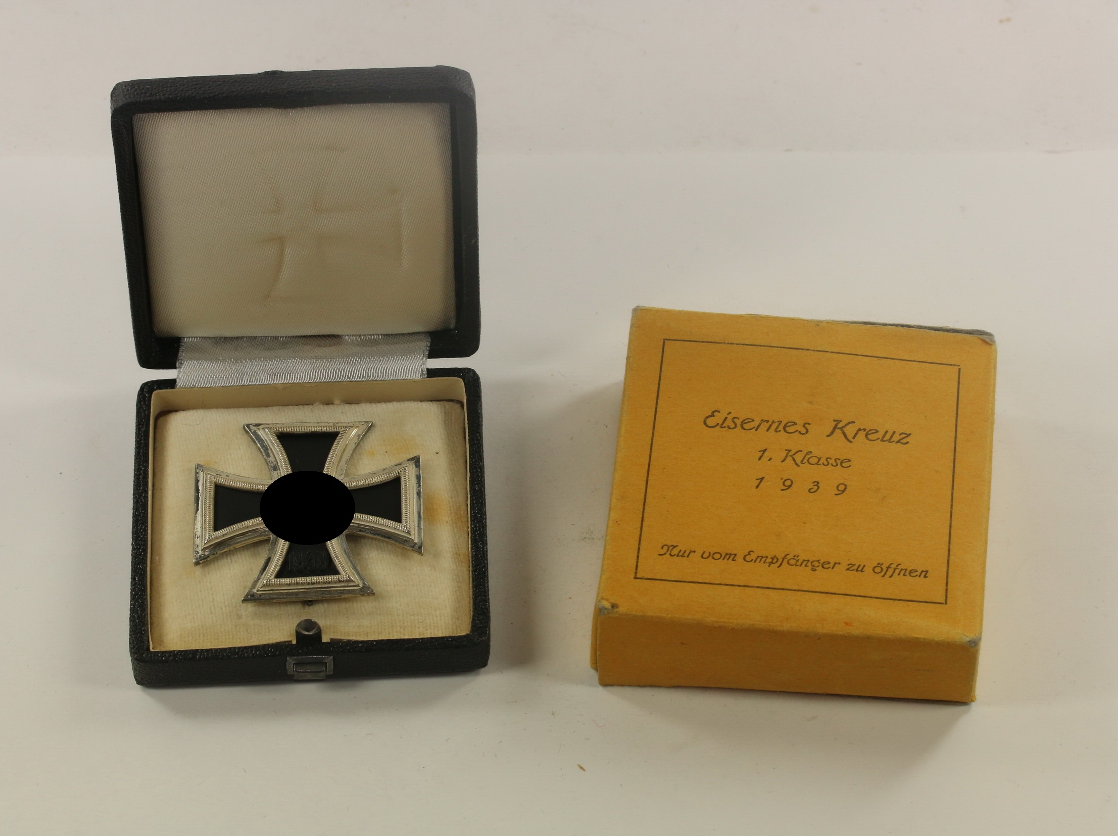 Eisernes Kreuz 1. Klasse 1939, Hst. 26, im Etui und Umkarton B.H. Mayer, Pforzheim Nur vom Empfänger zu öffnen – Bild 1