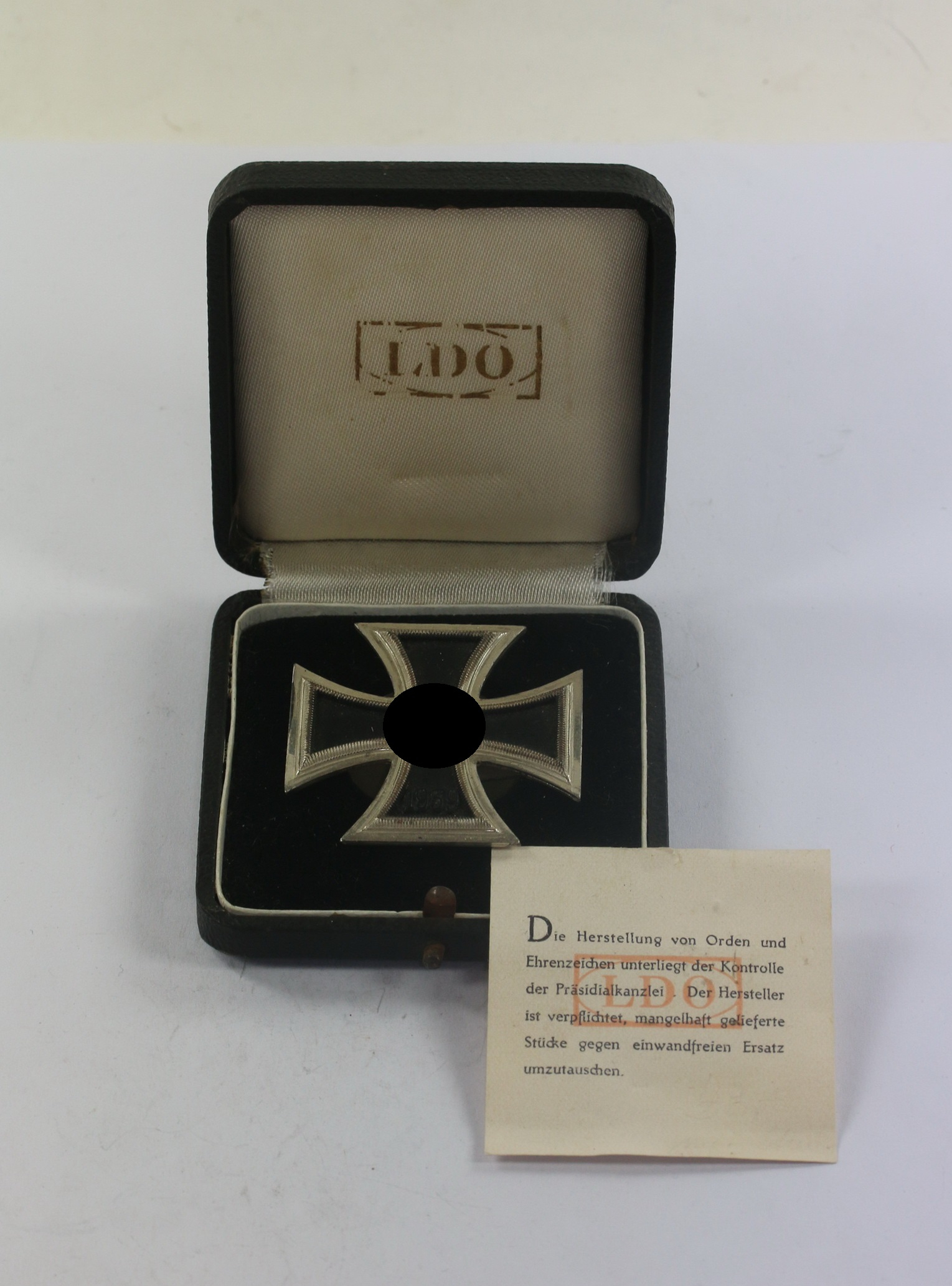 Cased Iron Cross 1st Class on Screwback. Maker L54, with LDO Guarantee Tag. – Bild 1