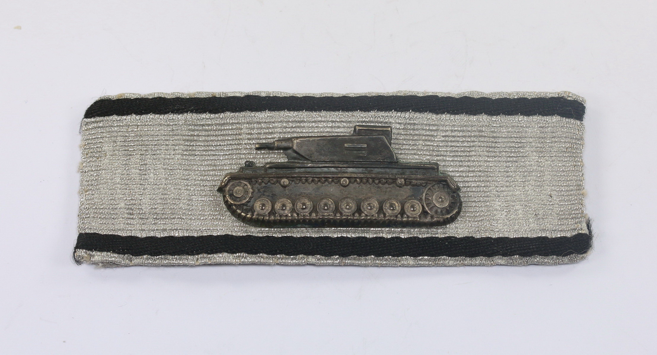 fr_hes_sonderabzeichen_f_r_das_niederk_mpfen_von_panzerkampfwagen_durch_einzelk_mpfer_panzerknacker_moritz_hausch_typ_1_panzer_aus_buntmetall_1_ Special Badge for the Single Handed Destruction of a Tank. Type Moritz Hausch Type 1 (Tank made of Tombak) – Bild 1
