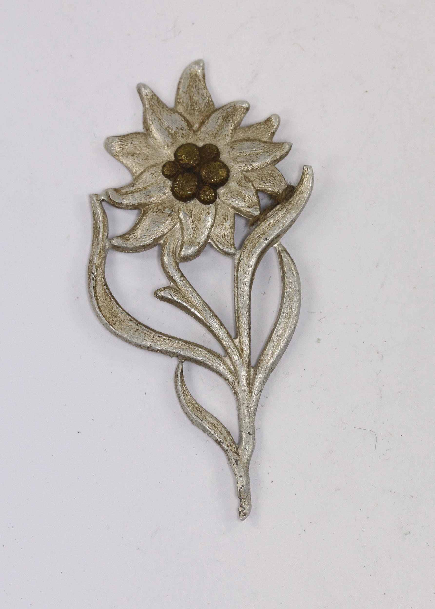 hitlerjugend_hj_edelwei_abzeichen_f_r_die_schirmm_tze_der_gebirgshj_hst Hitlerjugend (HJ), Edelweiß Abzeichen für die Schirmmütze der Gebirgs-HJ, Hst. RZM M1/56 (Erfurter Knopffabrik G.m.b.H., Erfurt) – Bild 1