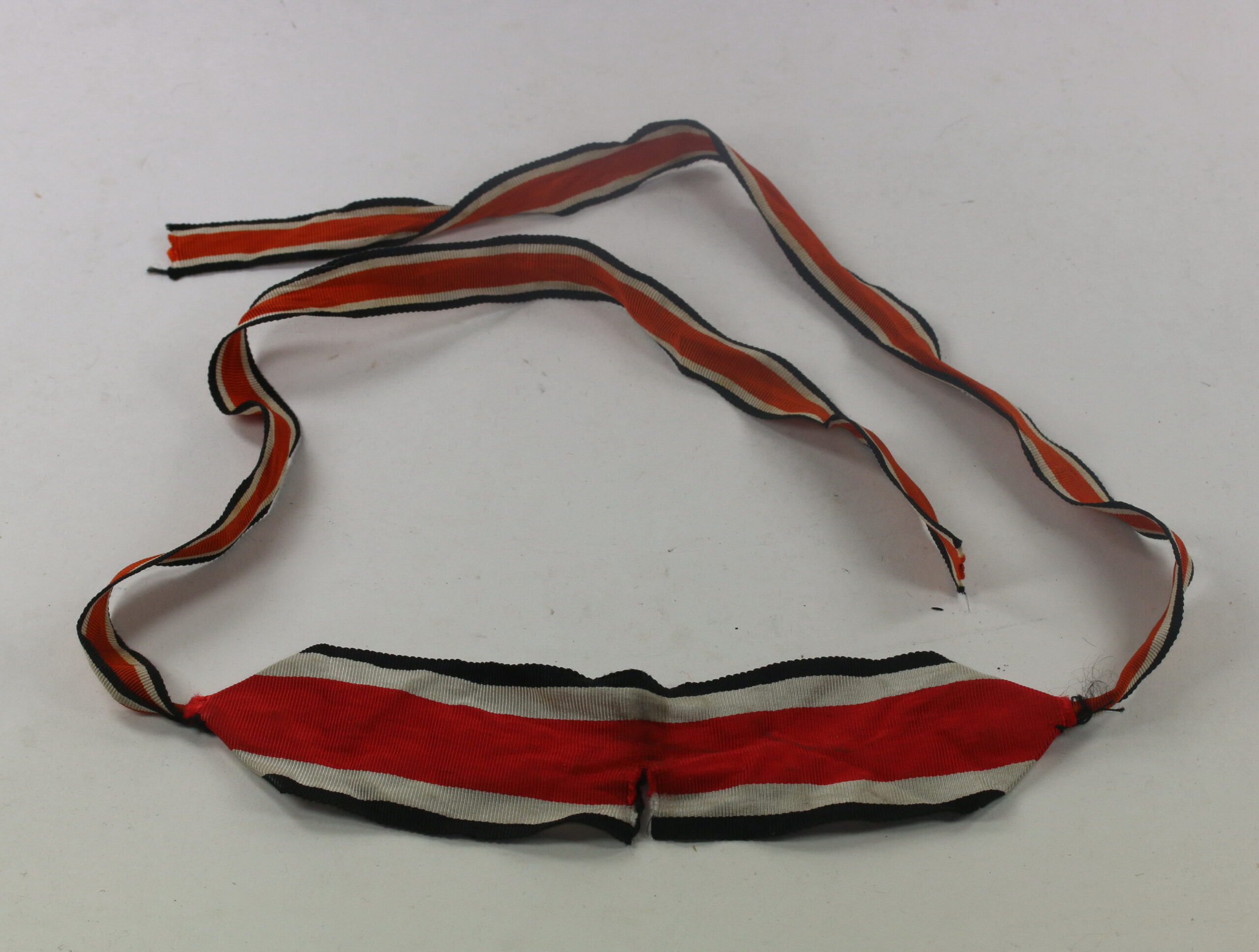 konfektioniertes_trageband_f_r_das_ritterkreuz_des_eisernen_kreuzes_1__3 Konfektioniertes Trageband für das Ritterkreuz des Eisernen Kreuzes – Bild 1