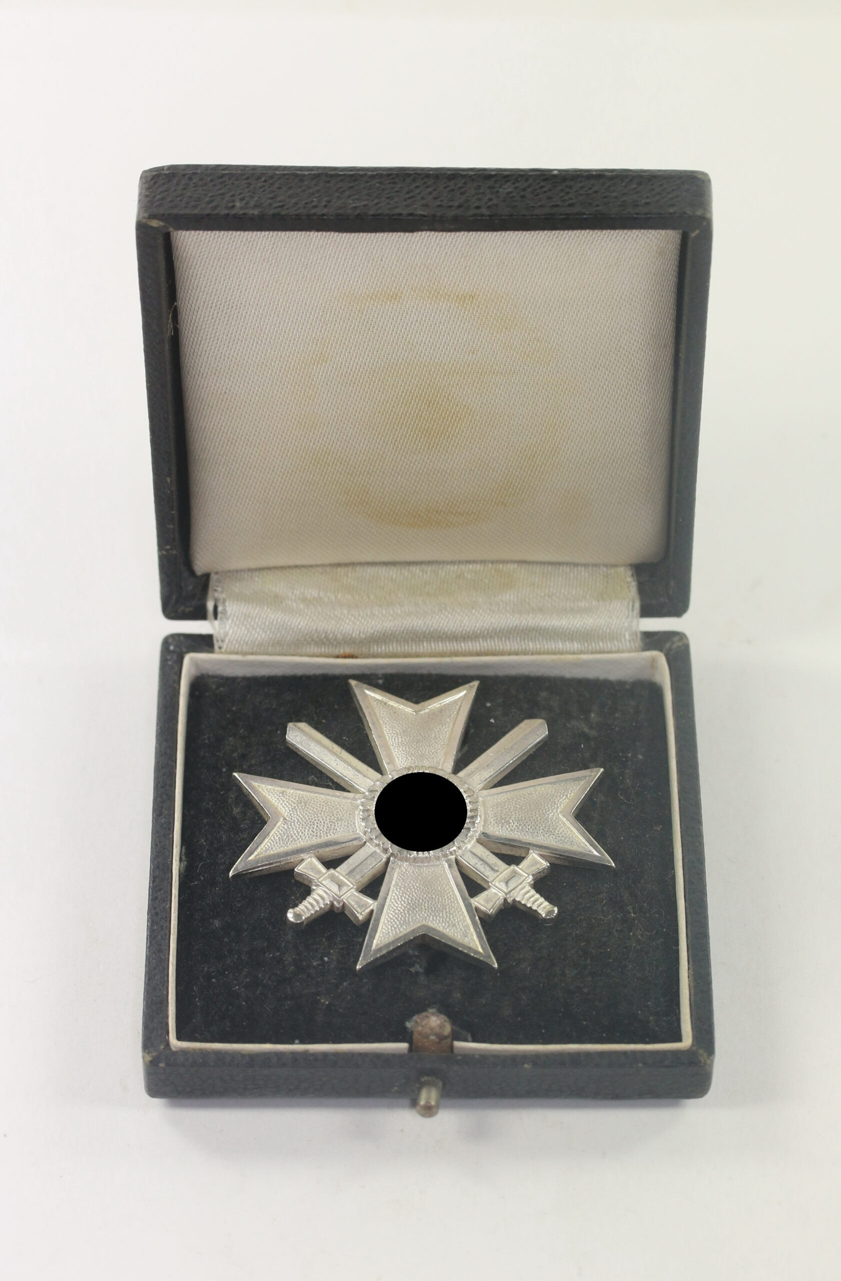 kriegsverdienstkreuz_1 Kriegsverdienstkreuz 1. Klasse mit Schwertern, Hst. 43 (Julius Bauer Söhne, Zella-Mehlis), im Etui – Bild 1