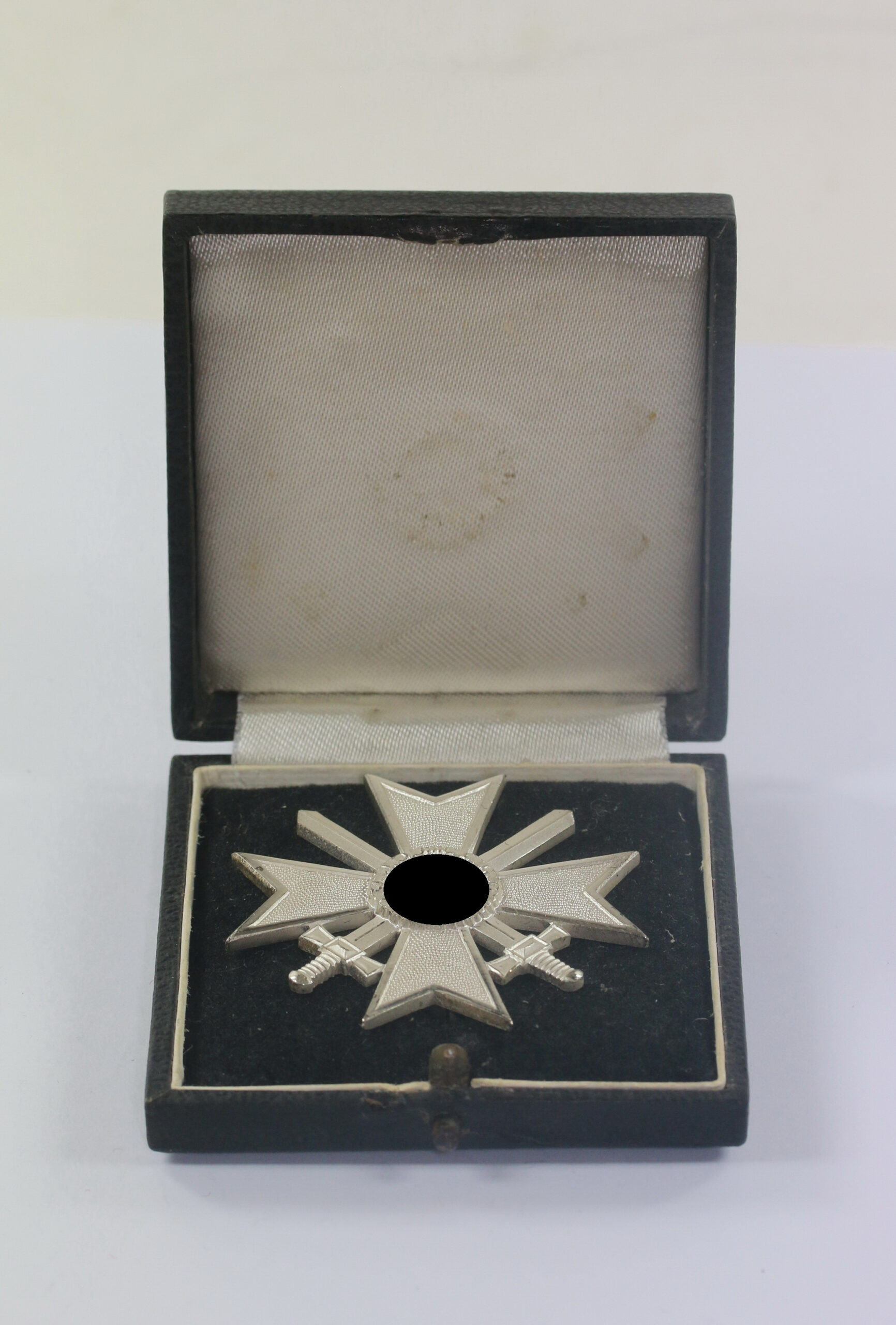 Kriegsverdienstkreuz 1. Klasse mit Schwertern, Hst. 4 (Steinhauer & Lück, Lüdenscheid), im Etui – Bild 1