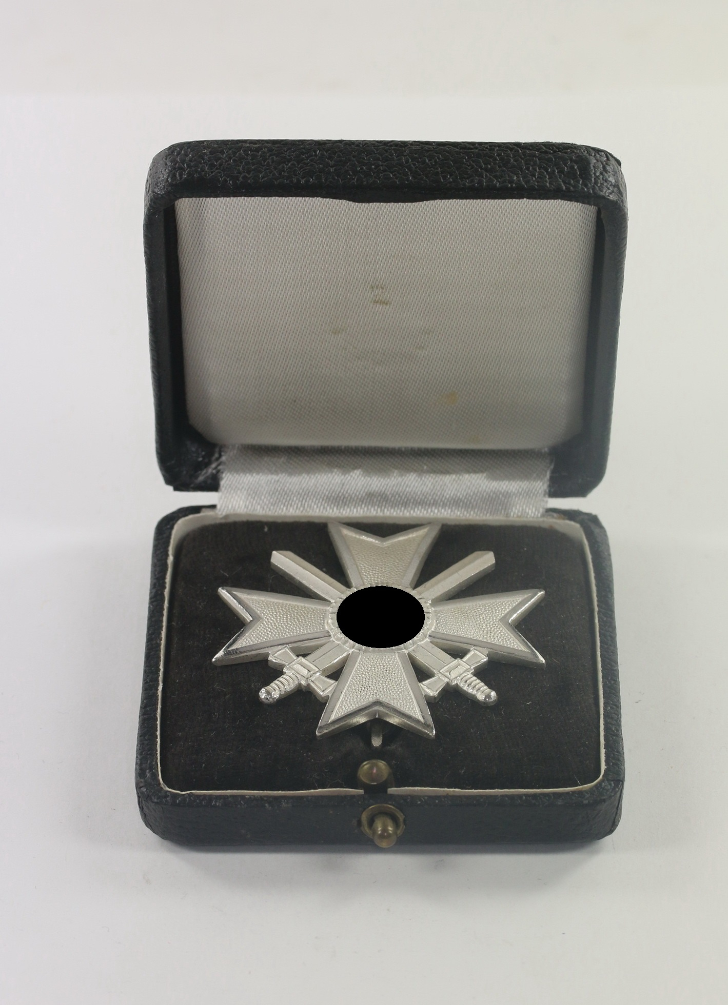 kriegsverdienstkreuz_1 Kriegsverdienstkreuz 1. Klasse mit Schwertern, Hst. 62 (Kerbach & Oesterhelt, Dresden), im Etui mit Hakenkreuz (!) – Bild 1