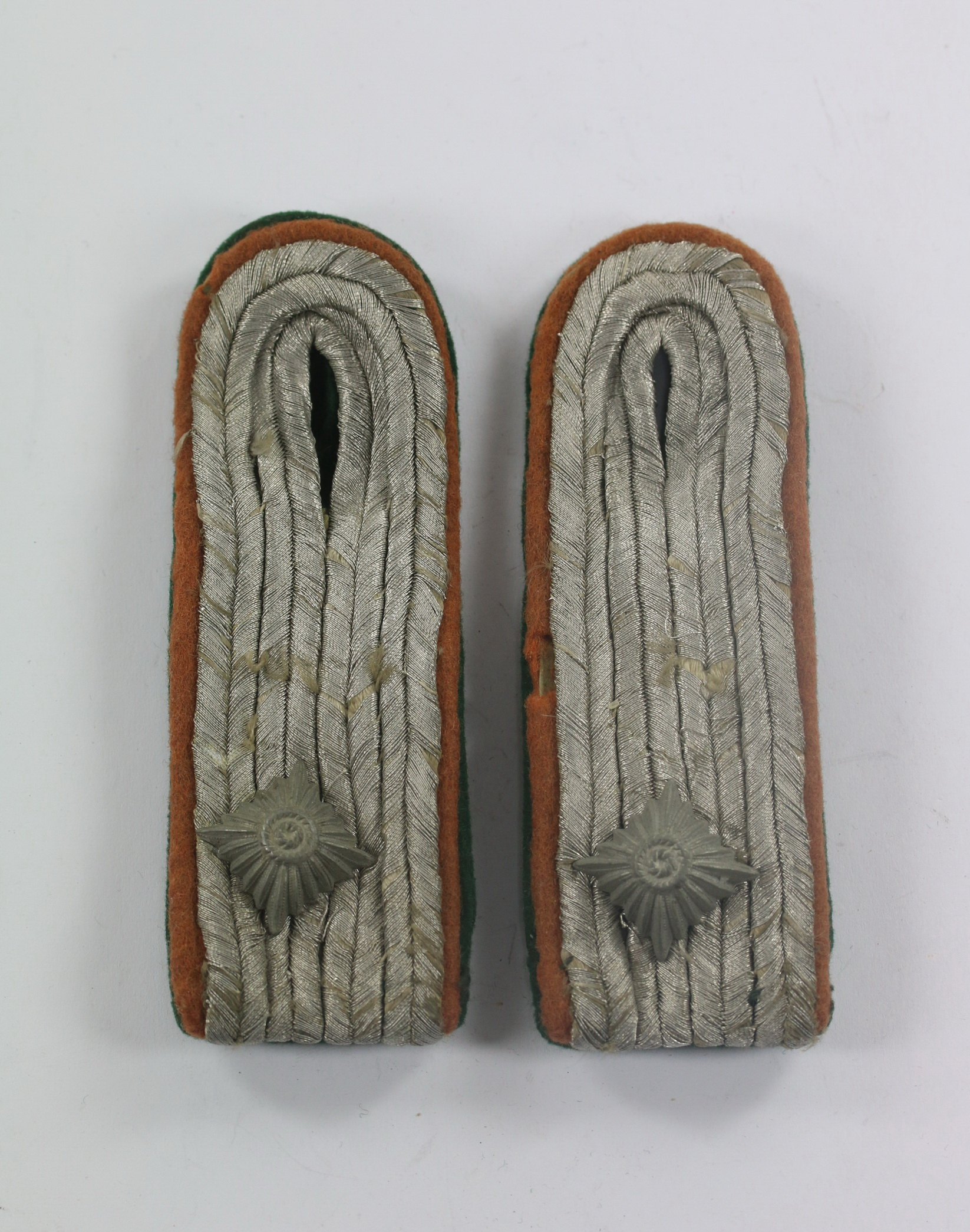 luftwaffe_paar_schulterklappen_f_r_einen_luftwaffenbeamten_im_rang_eines_oberleutnants_1_ Luftwaffe, Paar Schulterklappen für einen Luftwaffen-Beamten im Rang eines Oberleutnants – Bild 1