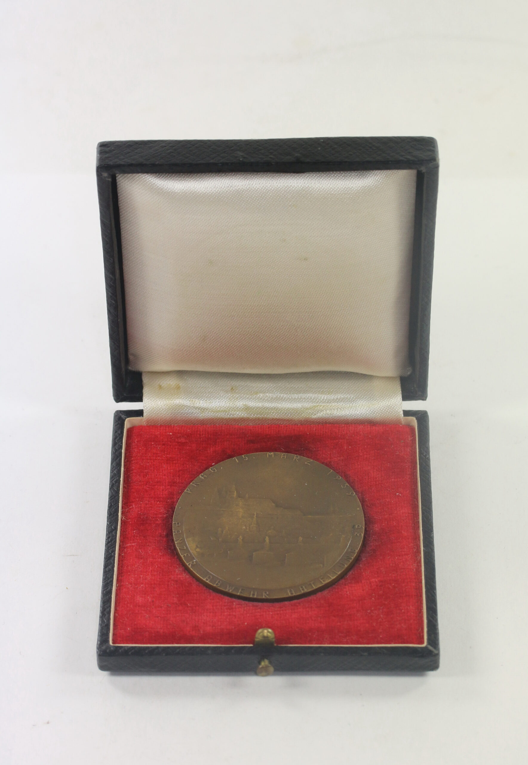 medaille_f_r_den_einmarsch_in_prag_am_15 Medaille für den Einmarsch in Prag am 15.März 1939 der Panzer Abwehr Abteilung 39, im Etui P 39 – Bild 1