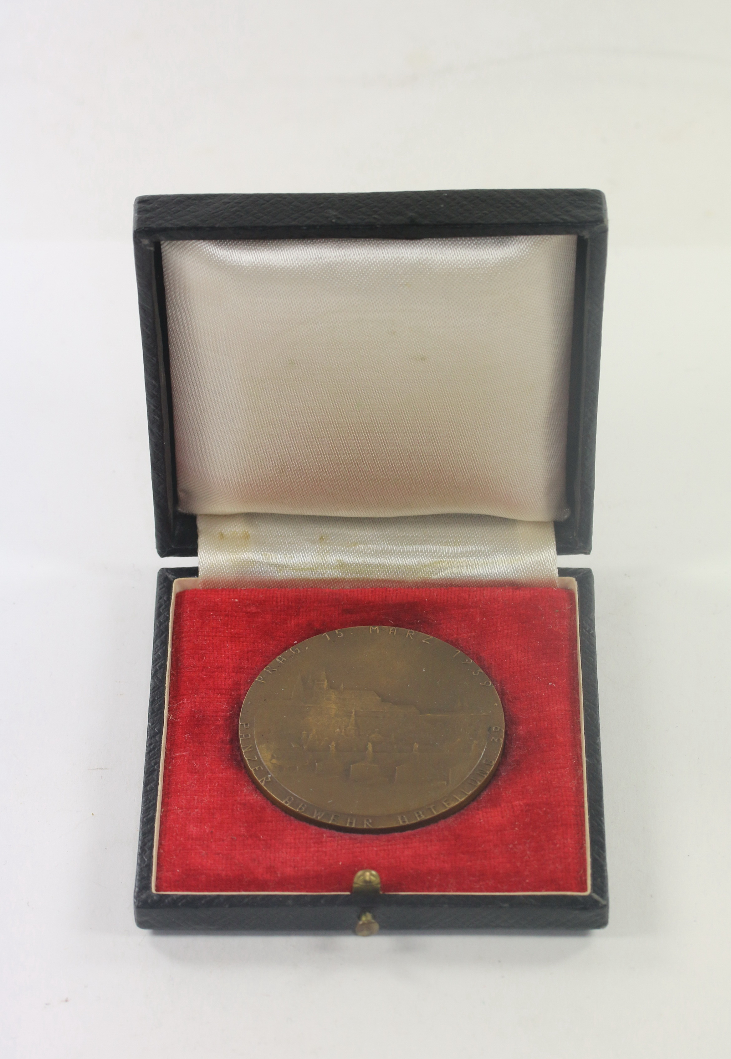 medaille_f_r_den_einmarsch_in_prag_am_15 Cased Table Medal for the Capture of Prague 15.März 1939, Panzer Abwehr Abteilung 39. – Bild 1
