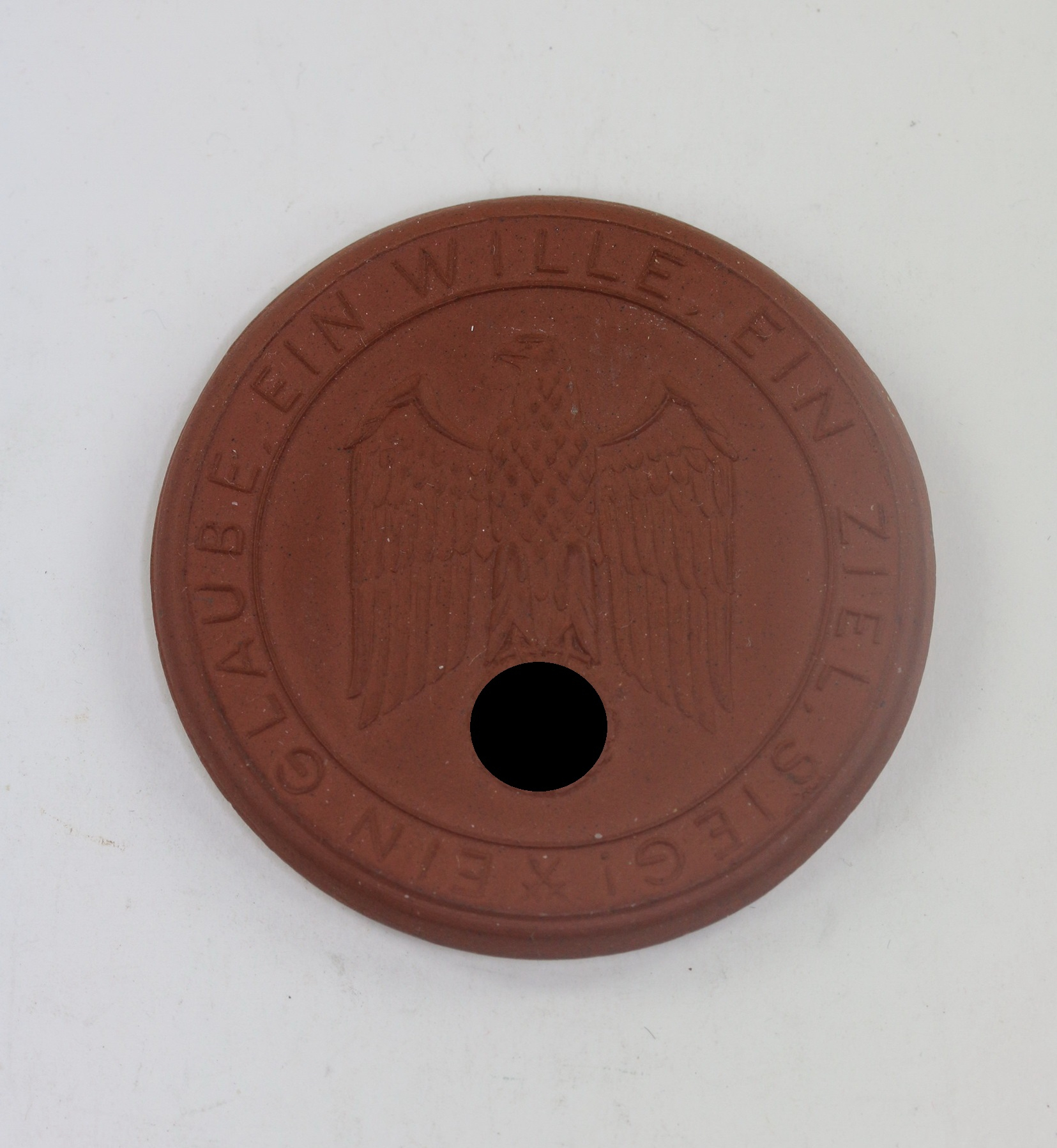 meissen_plakette_es_kann_hier_nur_einer_siegen_und_das_sind_wir__ein_glaube_ein_wille_ein_ziel_sieg_1__1 Meissen Table Medal, Es kann hier nur einer siegen und das sind Wir - Ein Glaube Ein Wille Ein Ziel Sieg! – Bild 1