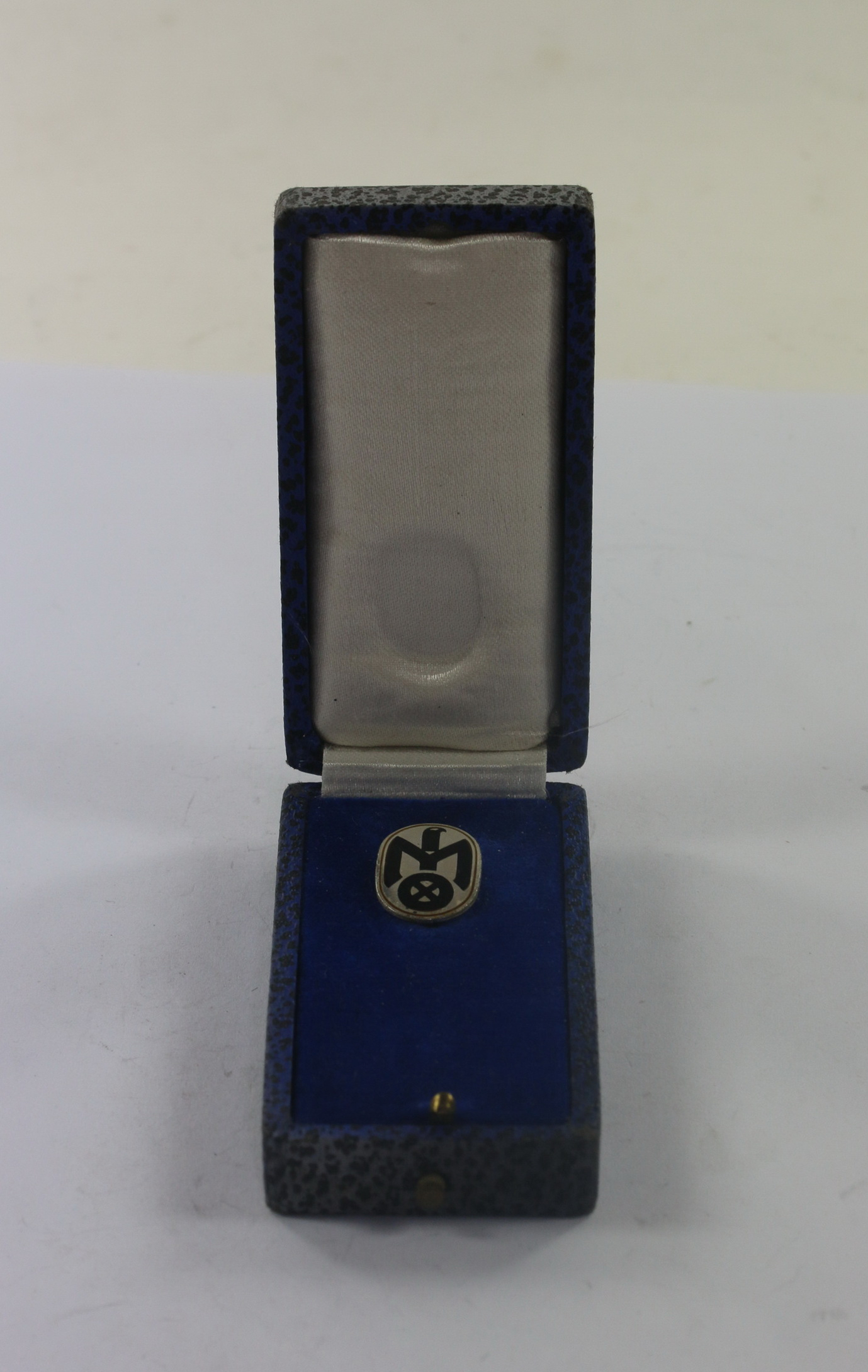 mitteleurop_ische_schlafwagen_und_speisewagena Mitteleuropäische Schlafwagen- und Speisewagen-A.G. (MITROPA), Mitgliedsabzeichen, Hst. FLL 935, im Etui – Bild 1