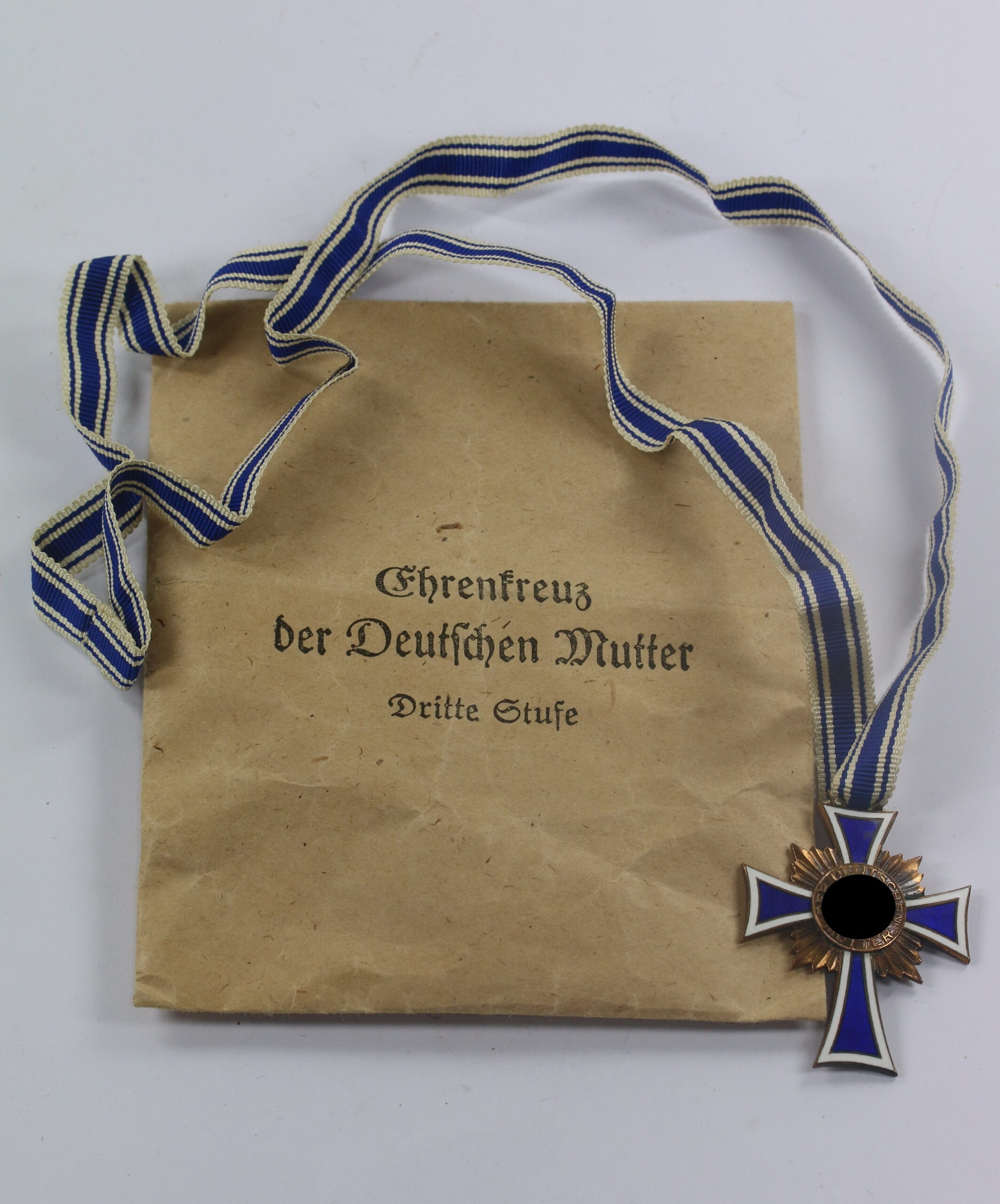 Mutterkreuz in Bronze, in Verleihungstüte Jakob Bengel Idar Oberstein – Bild 1