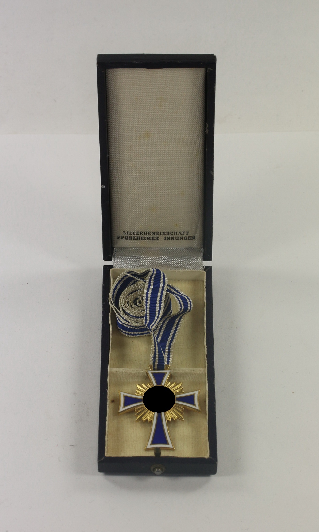 mutterkreuz_in_gold_im_etui_liefergemeinschaft_pforzheimer_innungen_1__3 Cased Gold Mother Cross, Liefergemeinschaft Pforzheimer Innungen – Bild 1