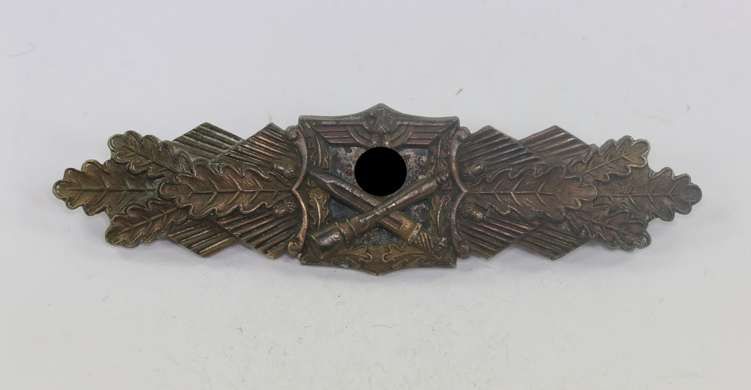 Nahkampfspange in Bronze, Hst. A.G.M.u.K. Gablonz (Arbeitsgemeinschaft Metalle und Kunststoffe, Gablonz) – Bild 1