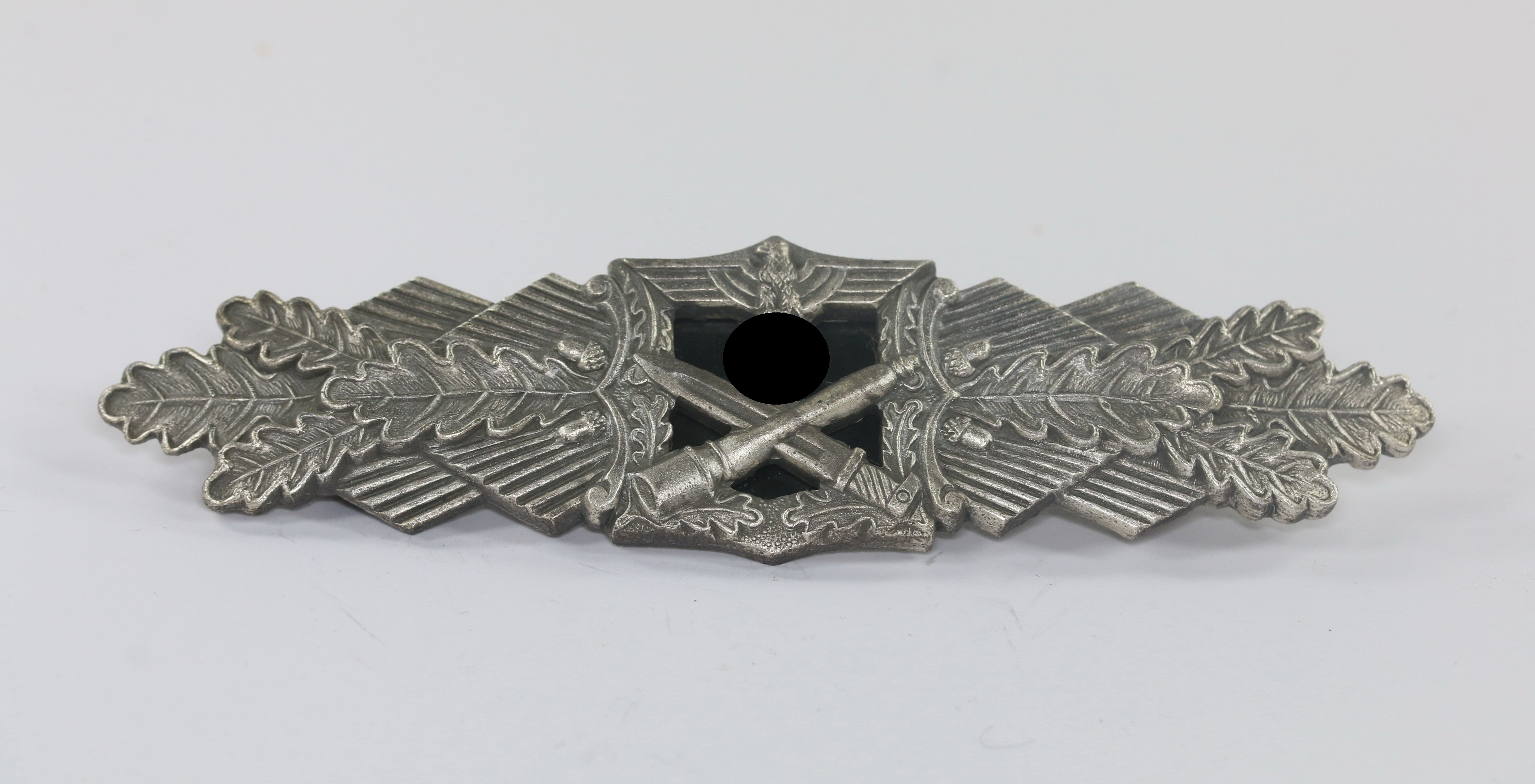 Silver Close Combat Clasp. Maker A.G.M.u.K. Gablonz (Arbeitsgemeinschaft Metalle und Kunststoffe) – Bild 1