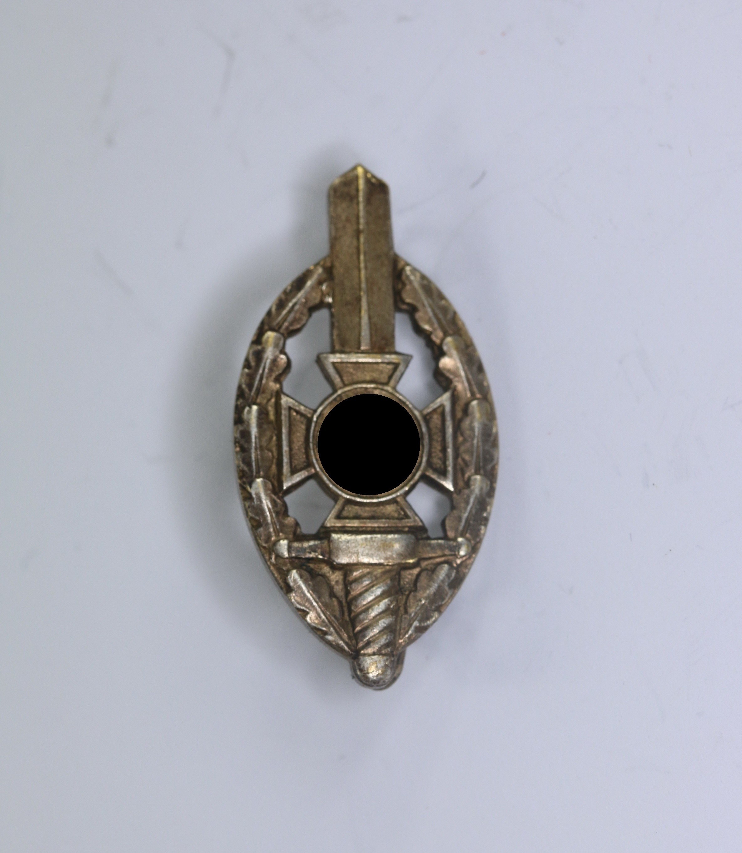 nationalsozialistische_kriegsopferversorgung_nskov_mitgliedsabzeichen_hst National Socialist War Victims Association (NSKOV), Membership Badge. Maker Deschler München Ges. Gesch. – Bild 1