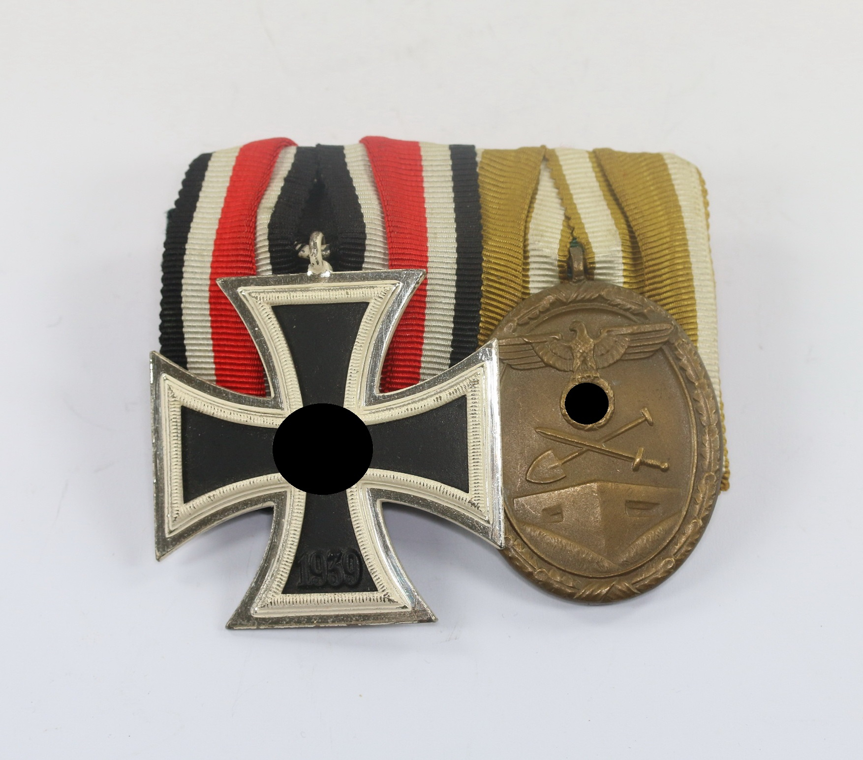 ordenschnalle_2x_ek2_1939_schutzwall_ehrenzeichen_1__1 Ordenschnalle 2X, EK-2 1939, Schutzwall Ehrenzeichen – Bild 1