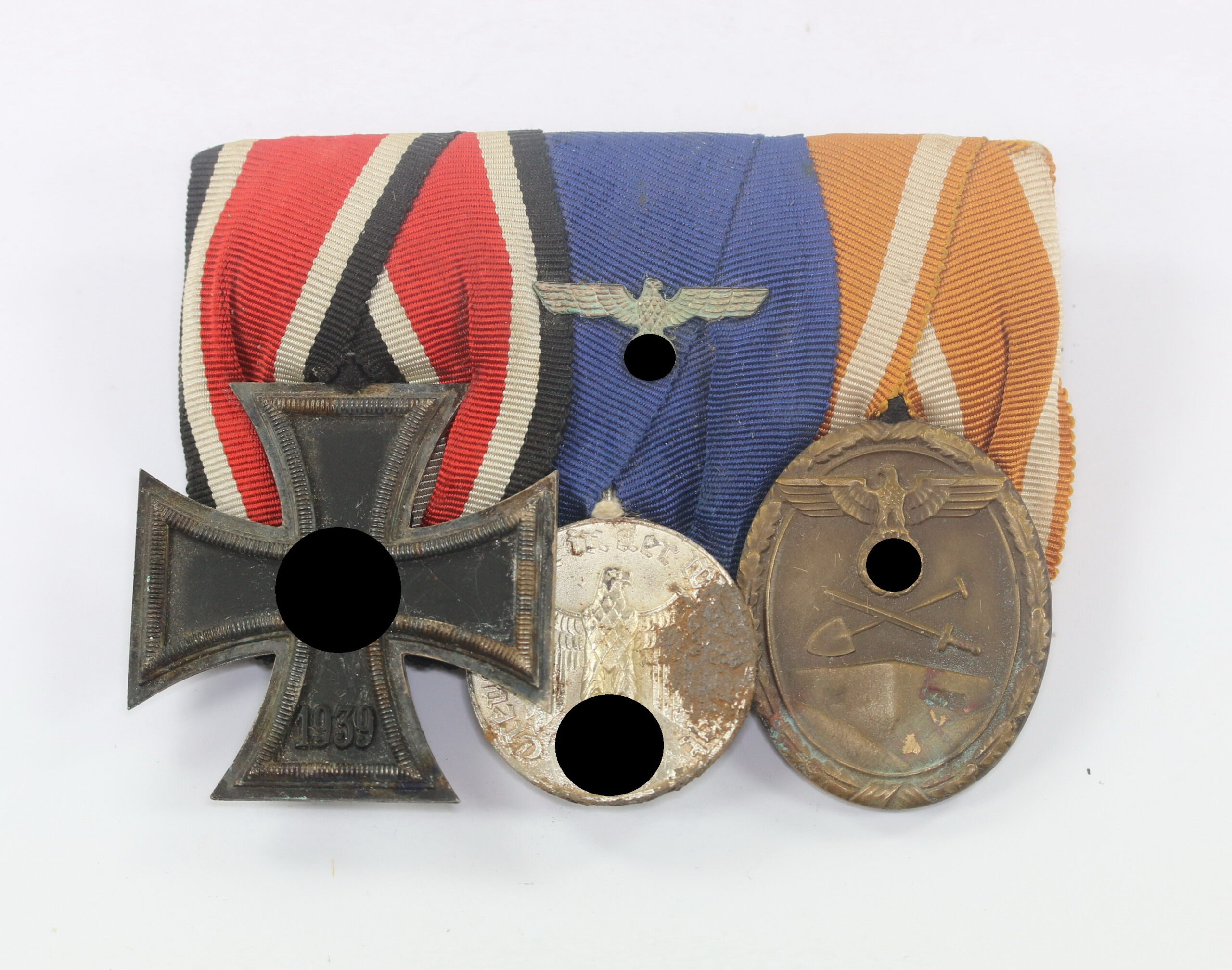 ordenschnalle_3x_ek2_wh_dienstaus Ordenschnalle 3X (EK-2, WH Dienstaus., Schutzwall) – Bild 1