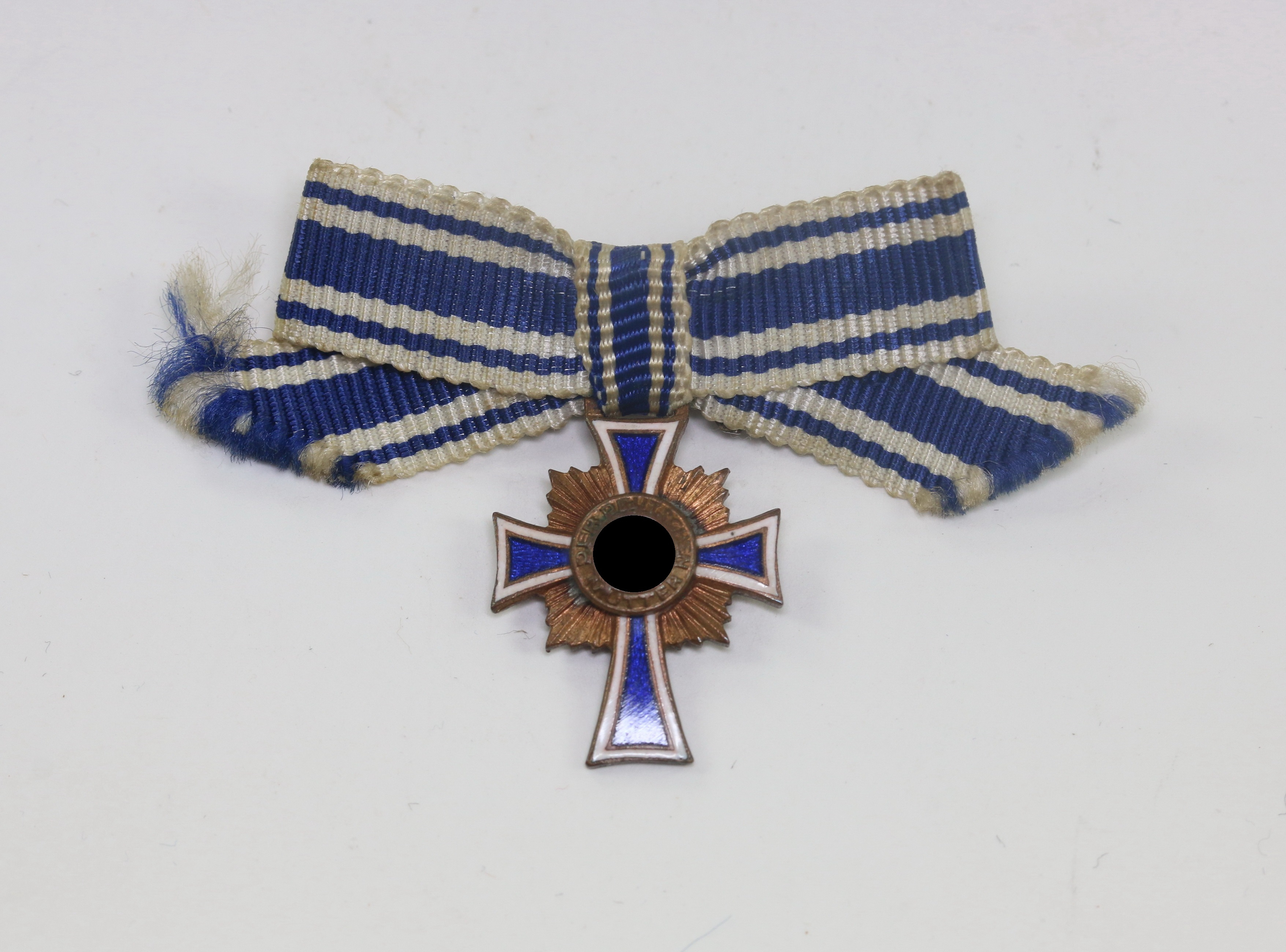 original_16_mm_miniatur_mutterkreuz_in_bronze_an_schleife_1__1 16 MM Miniatur Mutterkreuz in Bronze, an Schleife – Bild 1